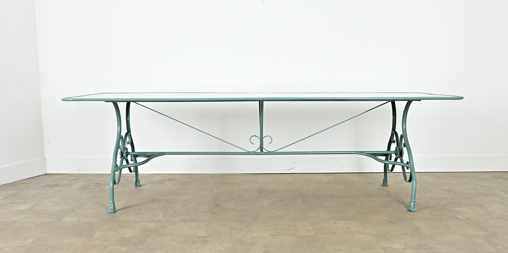 Beaux-Arts Table de salle à manger en métal de reproduction française en peinture poudre neuve en vente