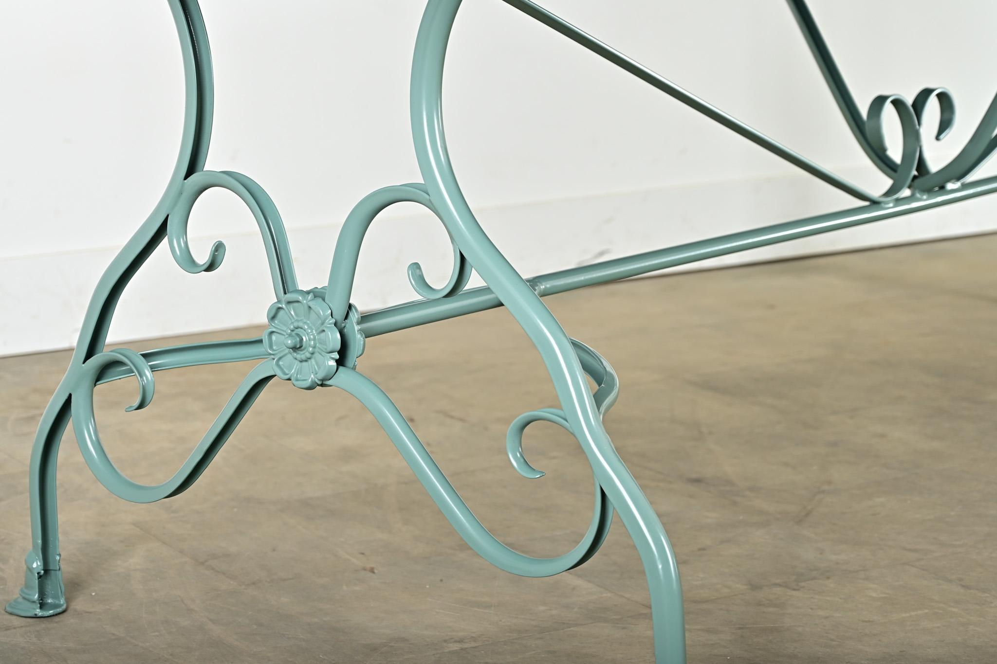 Français Table de salle à manger en métal de reproduction française en peinture poudre neuve en vente