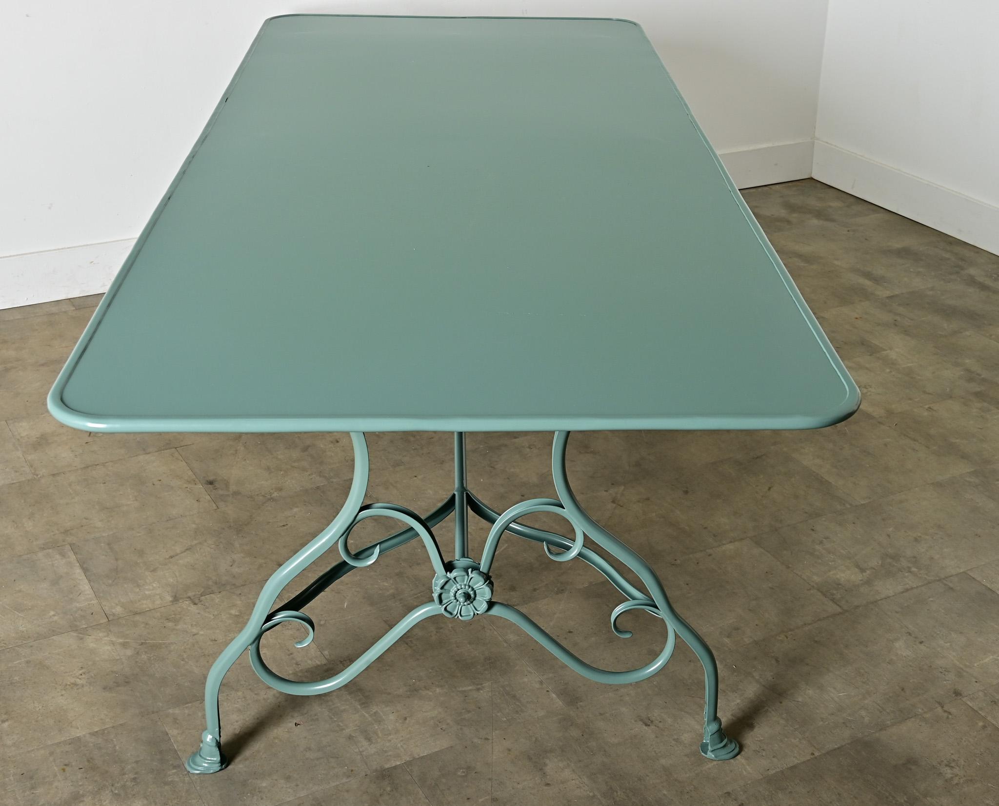 Table de salle à manger en métal de reproduction française en peinture poudre neuve Bon état - En vente à Baton Rouge, LA