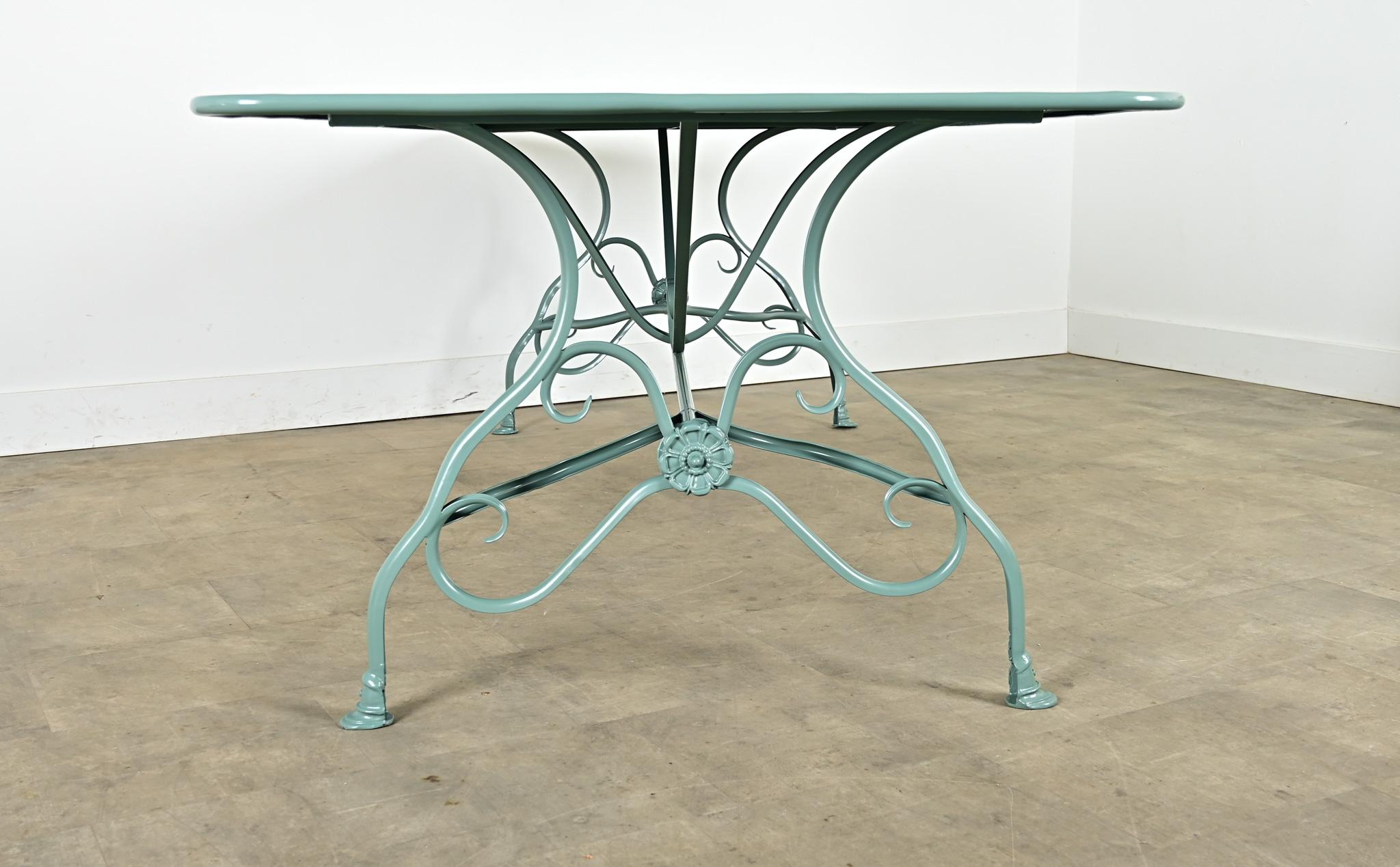 20ième siècle Table de salle à manger en métal de reproduction française en peinture poudre neuve en vente