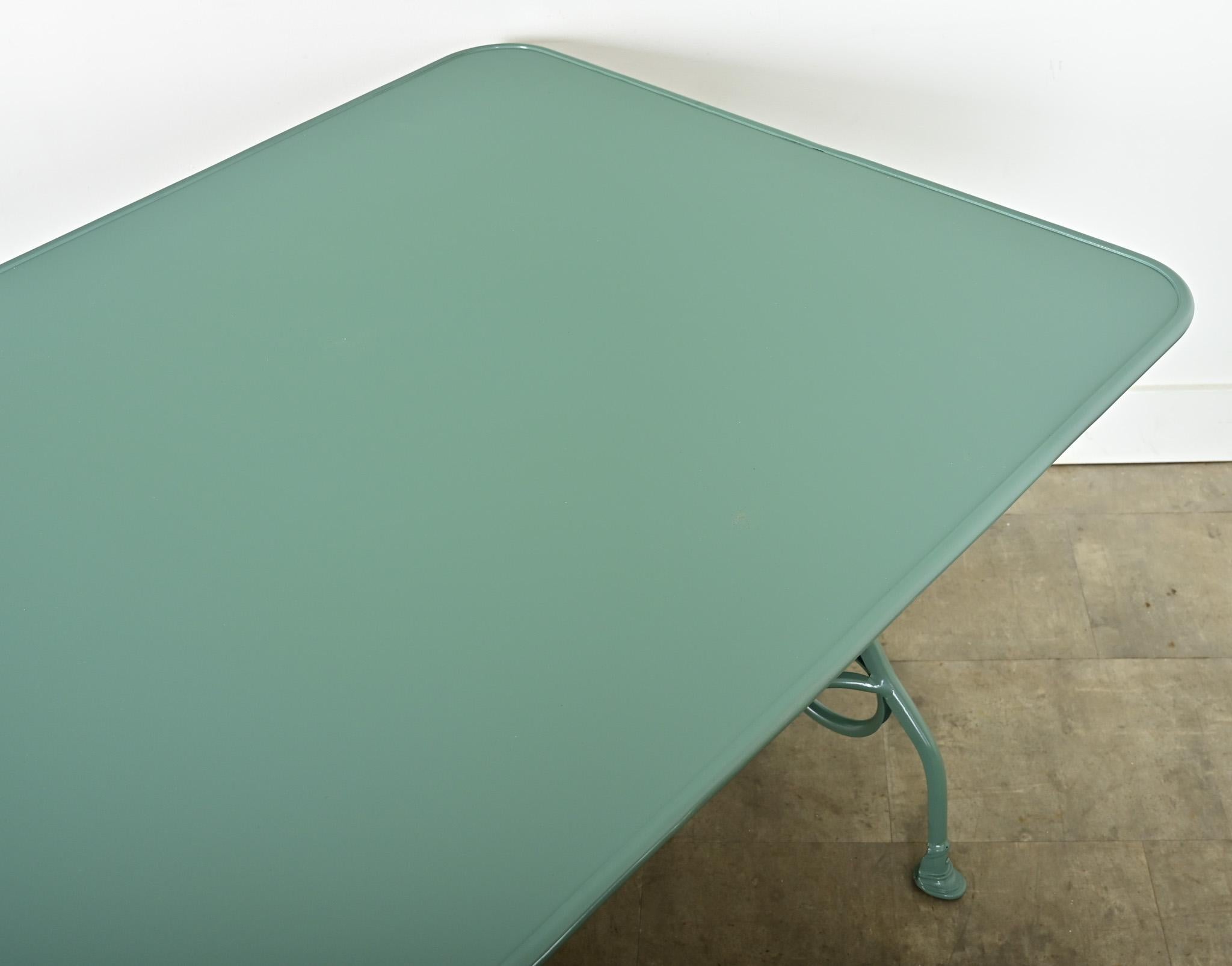 Fer Table de salle à manger en m�étal de reproduction française en peinture poudre neuve en vente