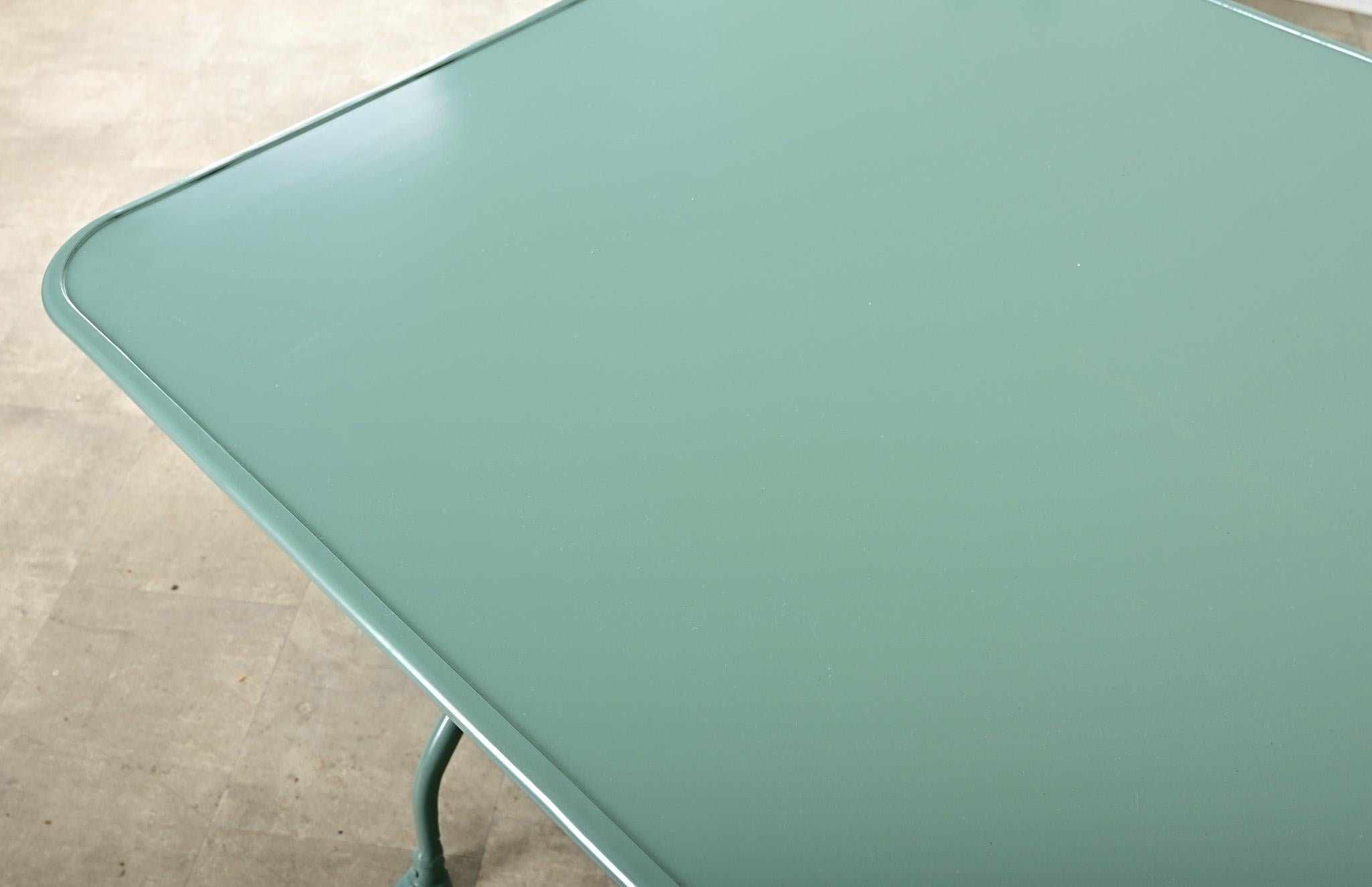 Table de salle à manger en métal de reproduction française en peinture poudre neuve en vente 1