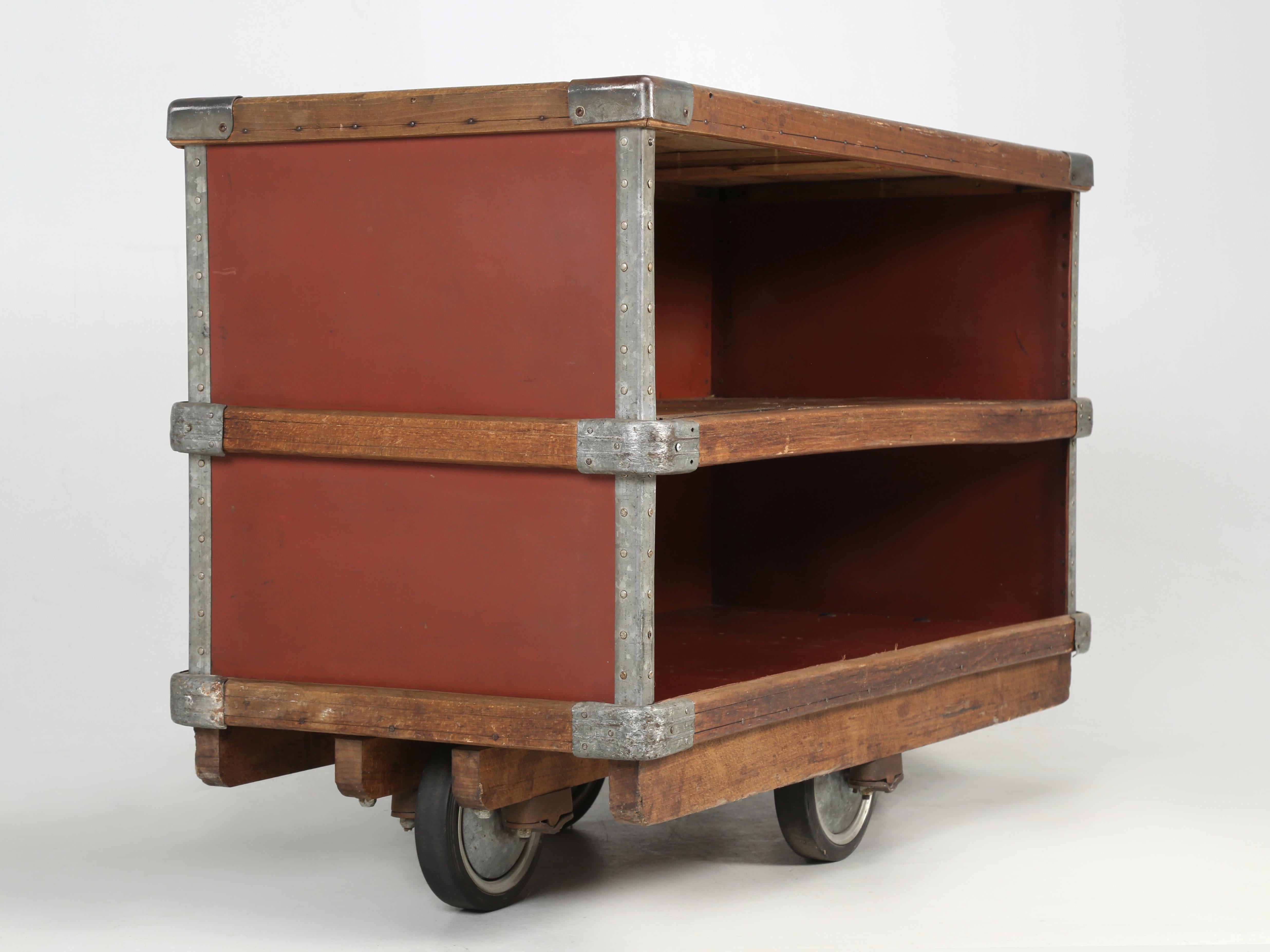 Repurposed Mobile Suroy Aufbewahrungsbehälter in einem Bar- oder Bürowagen (Industriell) im Angebot