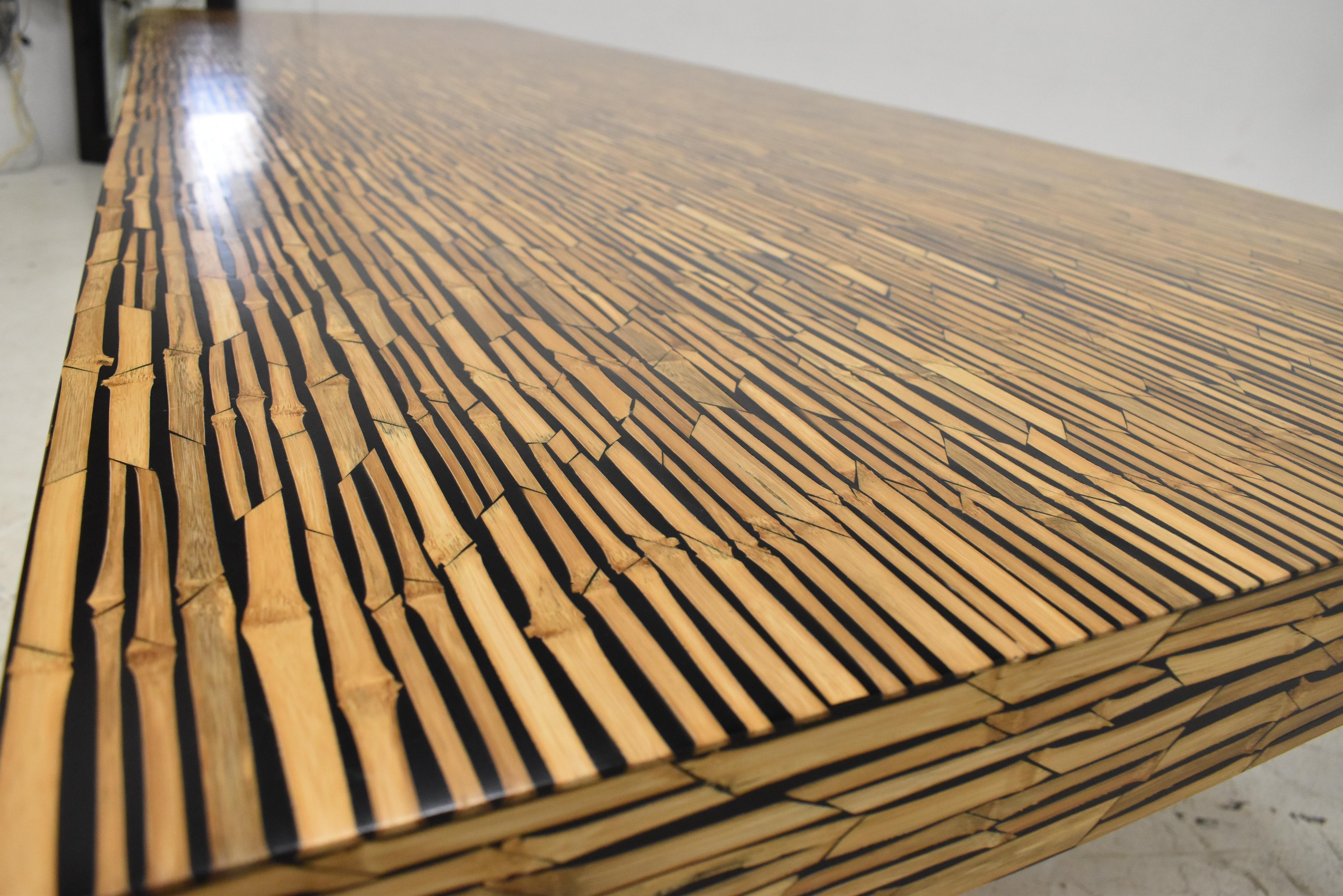 Table de salle à manger en résine et bambou par R & Y Augousti Bon état - En vente à LOS ANGELES, CA