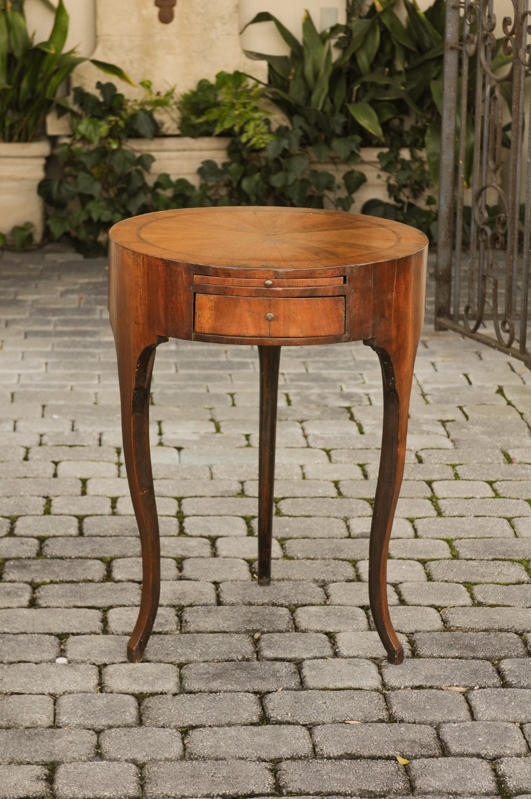 French Restauration 1820s Walnut Circular Side Table with Radiating Veneer 7
