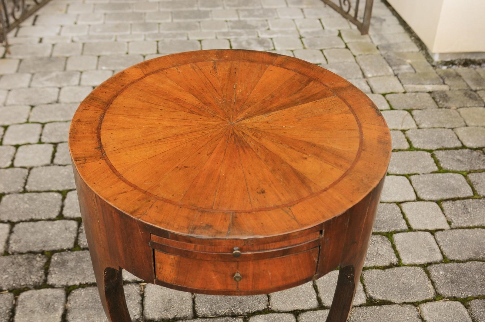 French Restauration 1820s Walnut Circular Side Table with Radiating Veneer 10