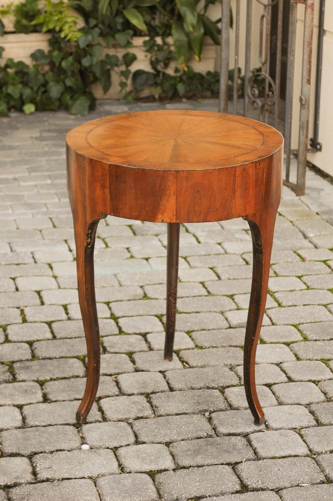 French Restauration 1820s Walnut Circular Side Table with Radiating Veneer In Good Condition In Atlanta, GA