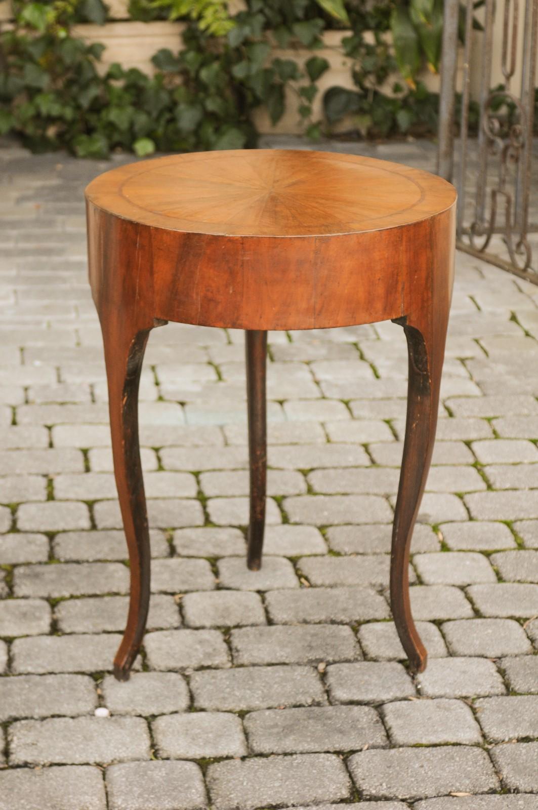 French Restauration 1820s Walnut Circular Side Table with Radiating Veneer 1