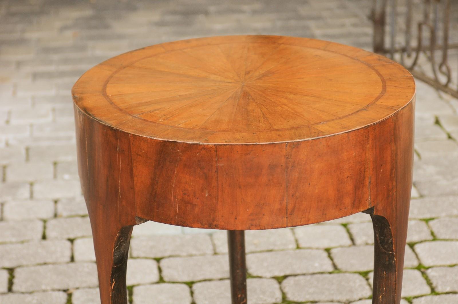 French Restauration 1820s Walnut Circular Side Table with Radiating Veneer 2
