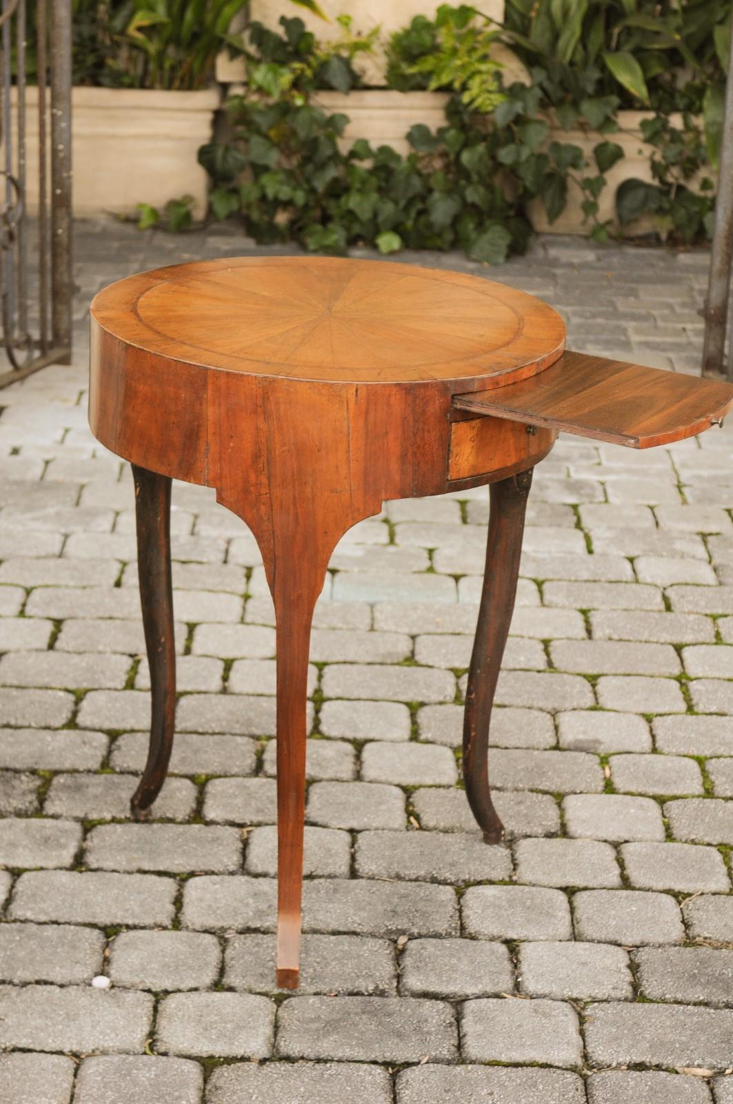 French Restauration 1820s Walnut Circular Side Table with Radiating Veneer 3