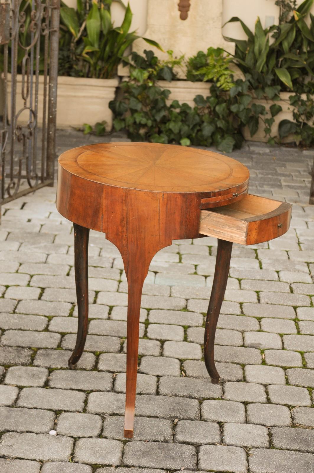 French Restauration 1820s Walnut Circular Side Table with Radiating Veneer 5
