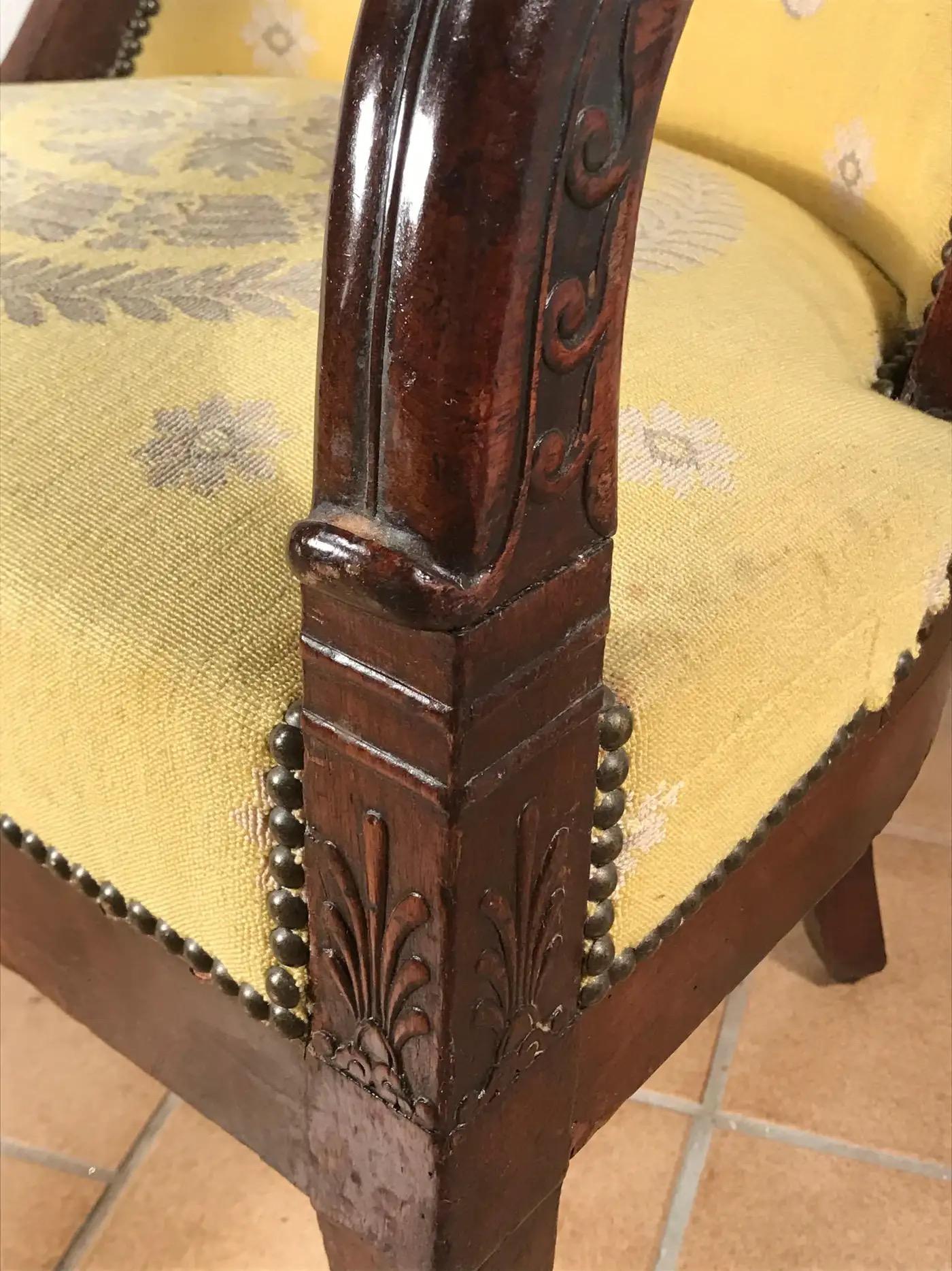 Fauteuil de restauration français, France, 1810-1820, placage d'acajou. Fauteuil original avec de beaux détails en bois sculpté sur les accoudoirs. La chaise est en très bon état. Il possède un très beau tissu français. Nous avons laissé la chaise