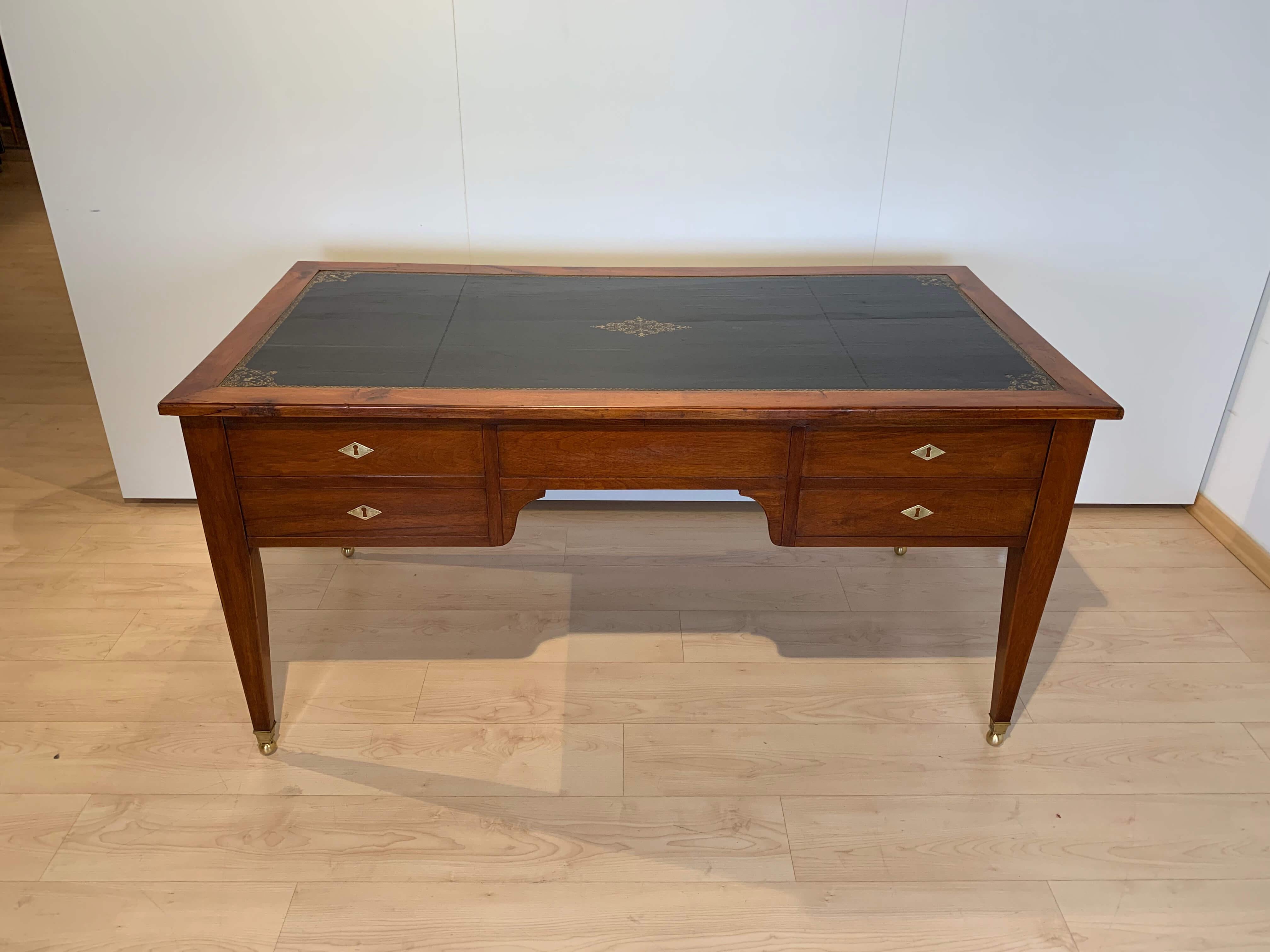 Beautiful, rare French Restauration bureau plat / writing desk in solid walnut and brass with gold-embossed leather plate from france around 1820.

Original Neoclassical French Restauration / Biedermeier desk, expandable on two sides with pull-out