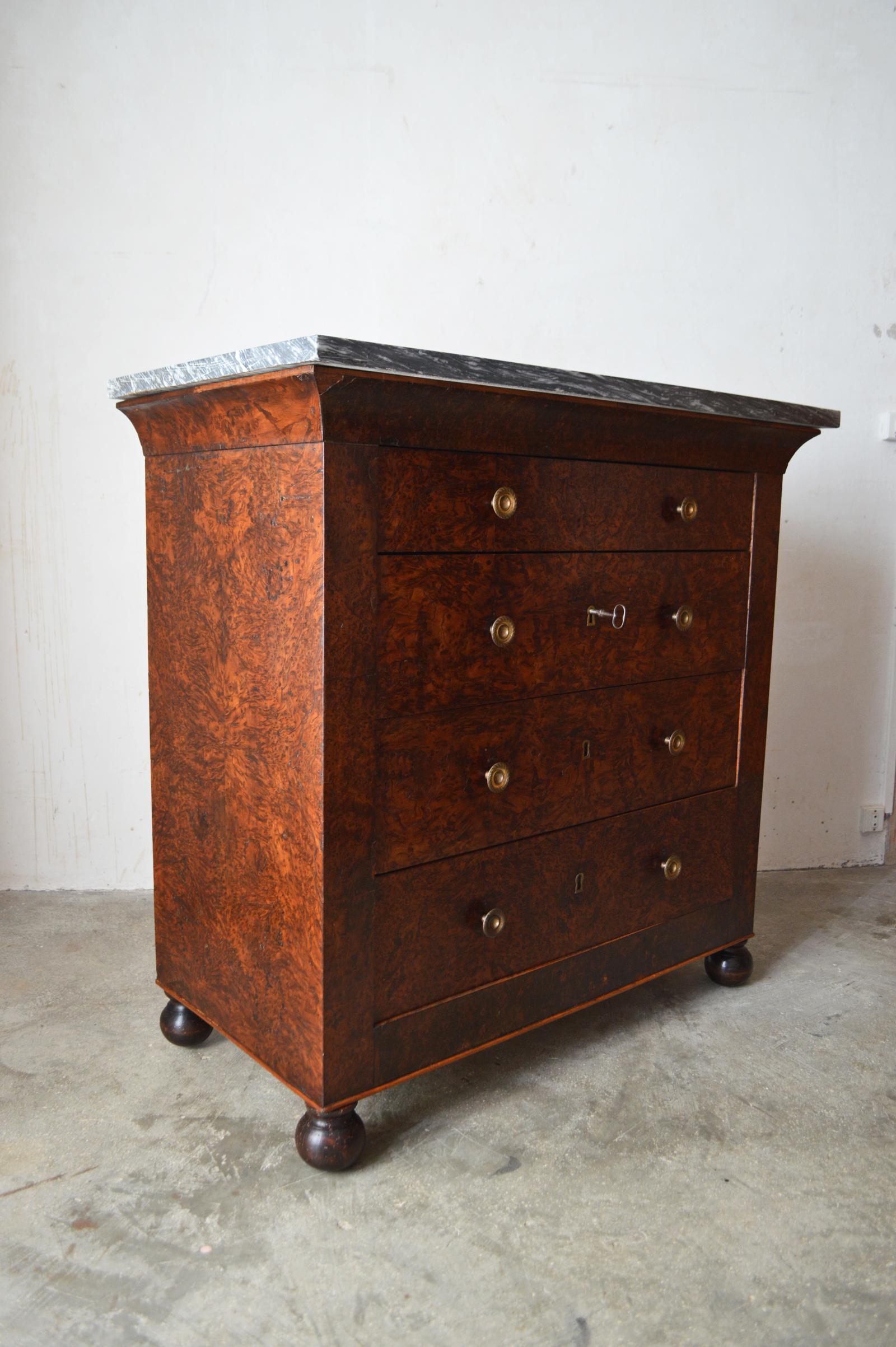 French Restauration Charles X Cedar Burl Chest of Drawers or Commode, circa 1830 In Good Condition In L'Etang, FR