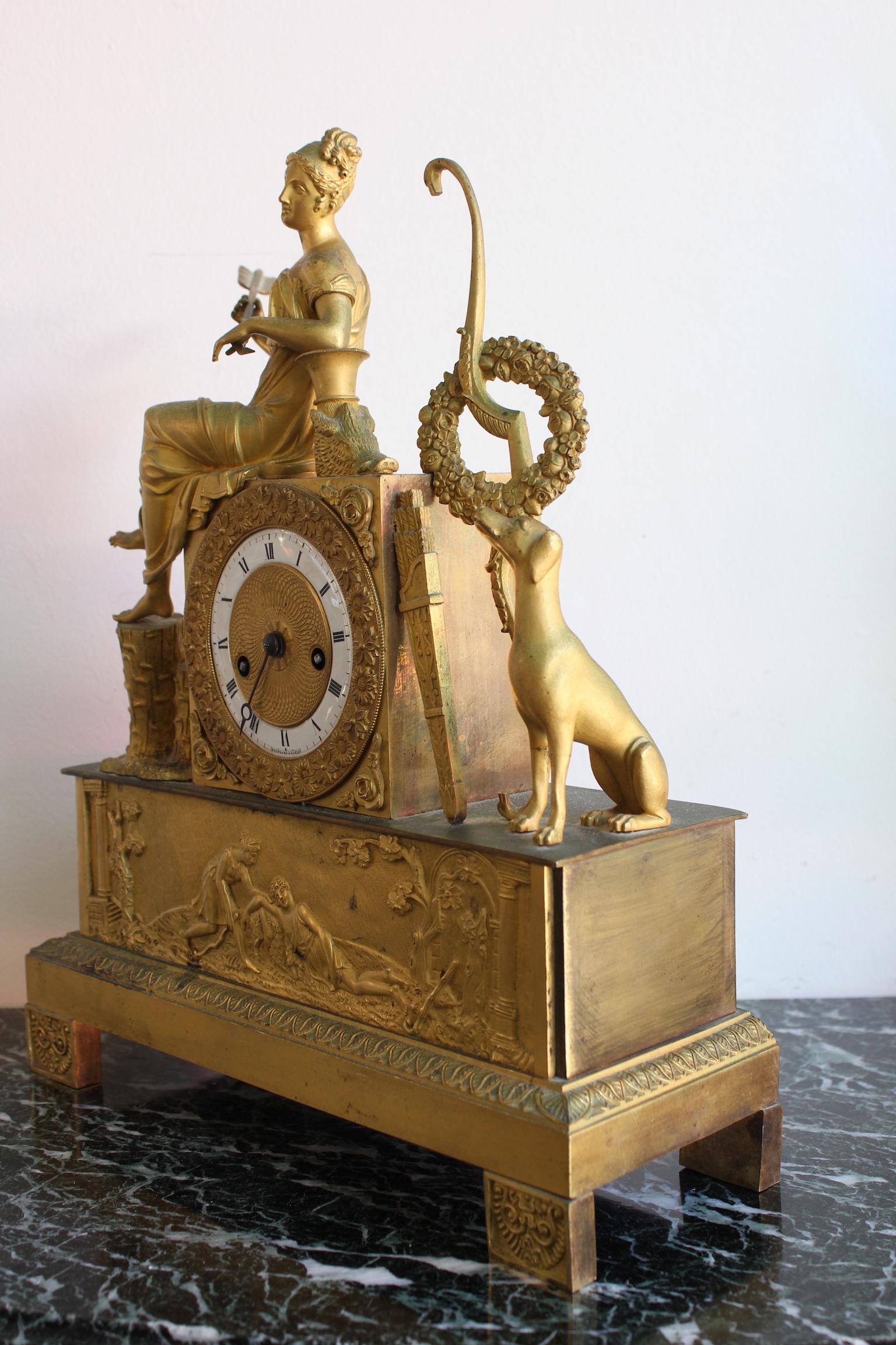 French Restauration clock in gilded bronze, representing an Allegory of hunt.
Dimensions: Width 28.5cm, depth 10.5cm, height 35.5cm.