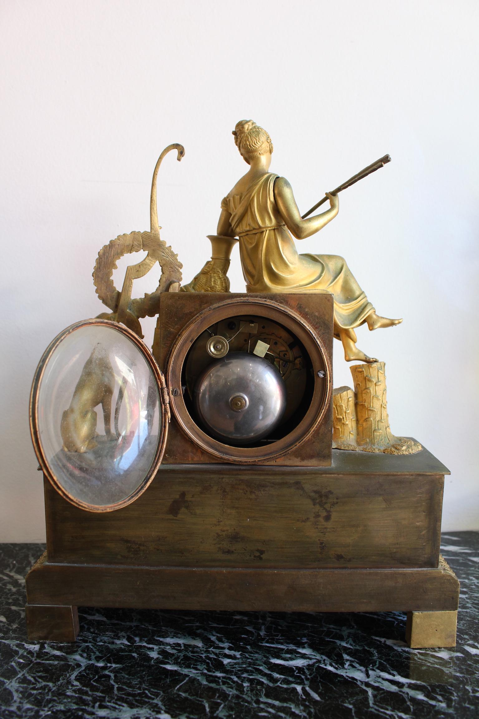 French Restauration Clock Allegory of Hunt In Good Condition In Marseille, FR
