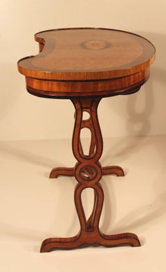 Table d'appoint ou petit bureau de restauration française en forme de rein, 1820