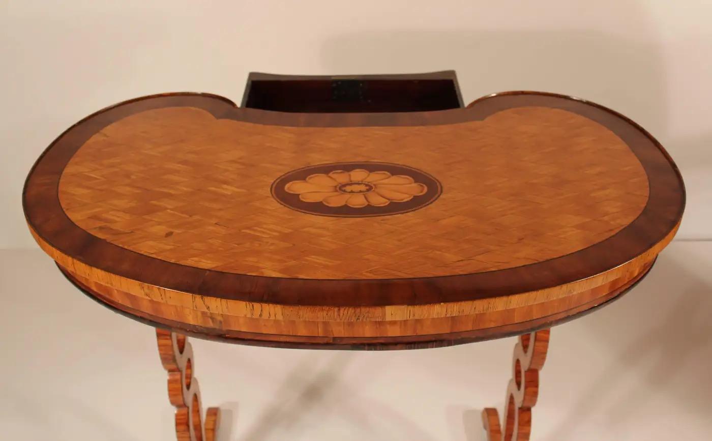 Restauration Table d'appoint ou petit bureau de restauration française en forme de rein, 1820 en vente