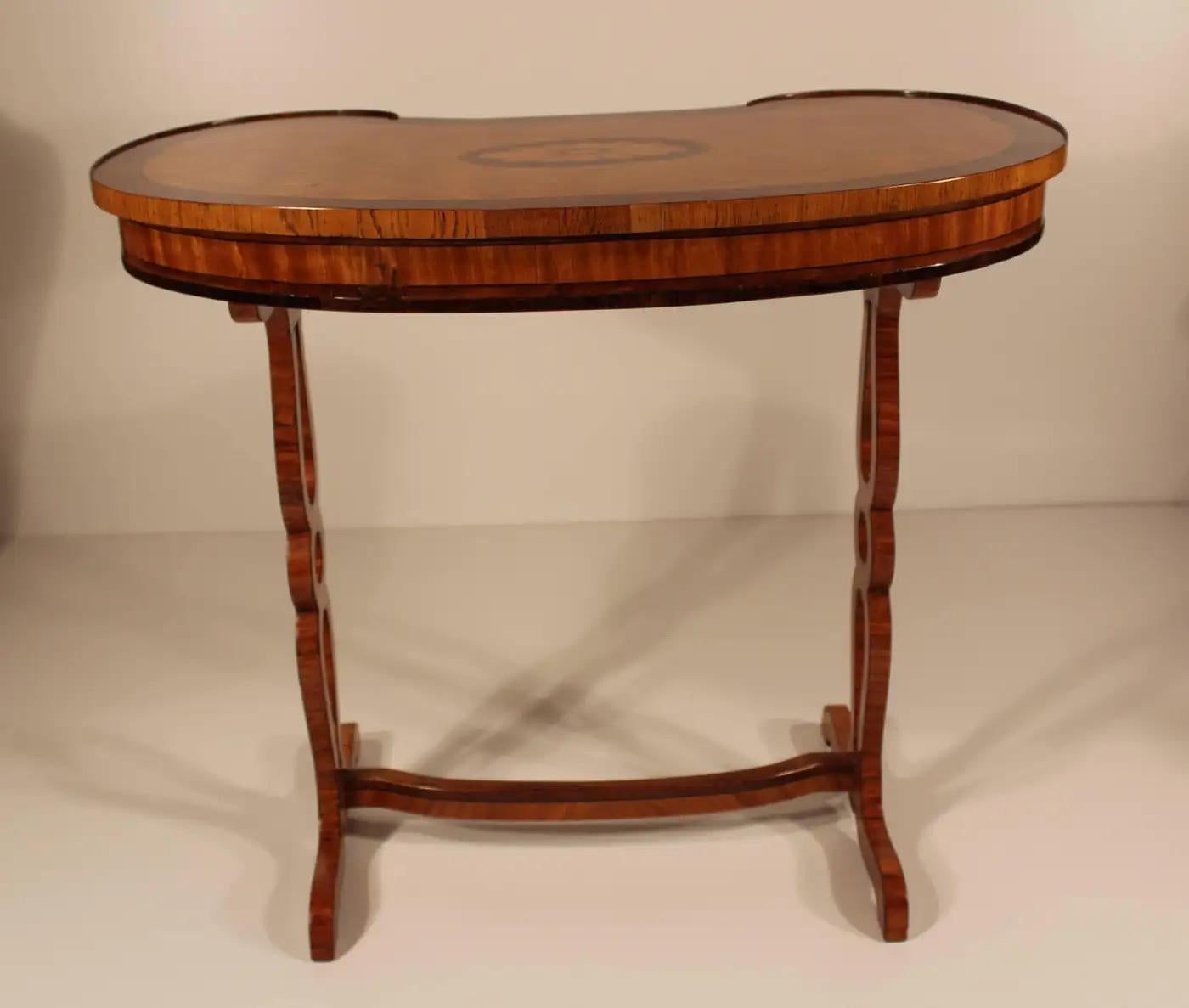 Marqueterie Table d'appoint ou petit bureau de restauration française en forme de rein, 1820 en vente
