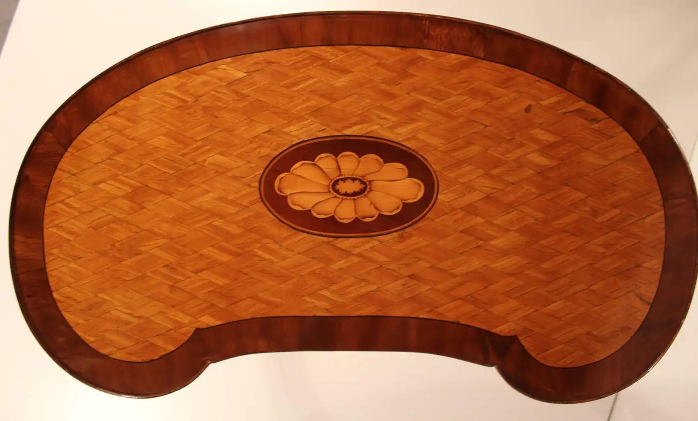 Table d'appoint ou petit bureau de restauration française en forme de rein, 1820 Bon état - En vente à Leimen, DE