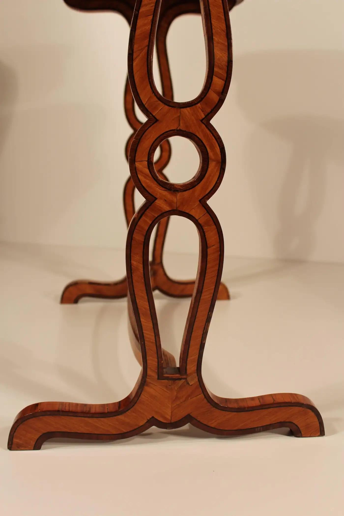 Cerise Table d'appoint ou petit bureau de restauration française en forme de rein, 1820 en vente