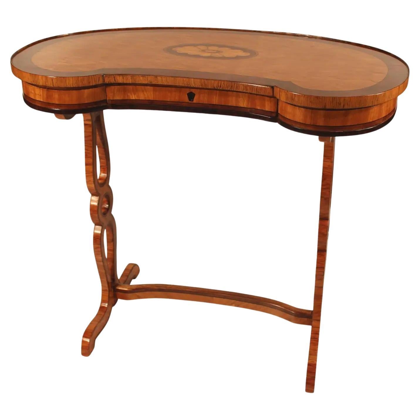 Mesa auxiliar o pequeño escritorio francés de restauración en forma de riñón, 1820
