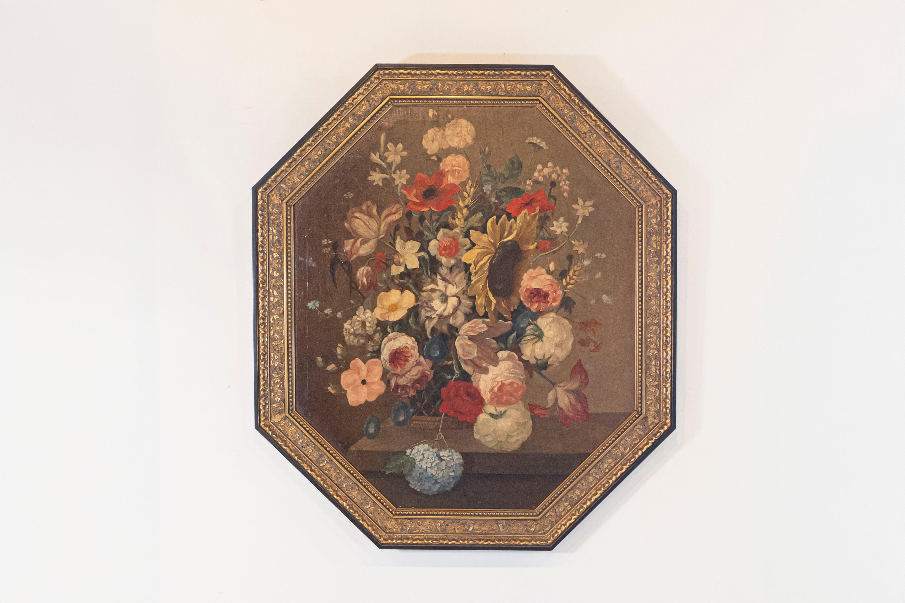 Un dipinto a olio su tela incorniciato di epoca Restauration francese, raffigurante un bouquet di fiori, risalente agli inizi del XIX secolo. Nato in Francia durante il regno del re Luigi XVIII, questo dipinto ottagonale a olio su tela raffigura un