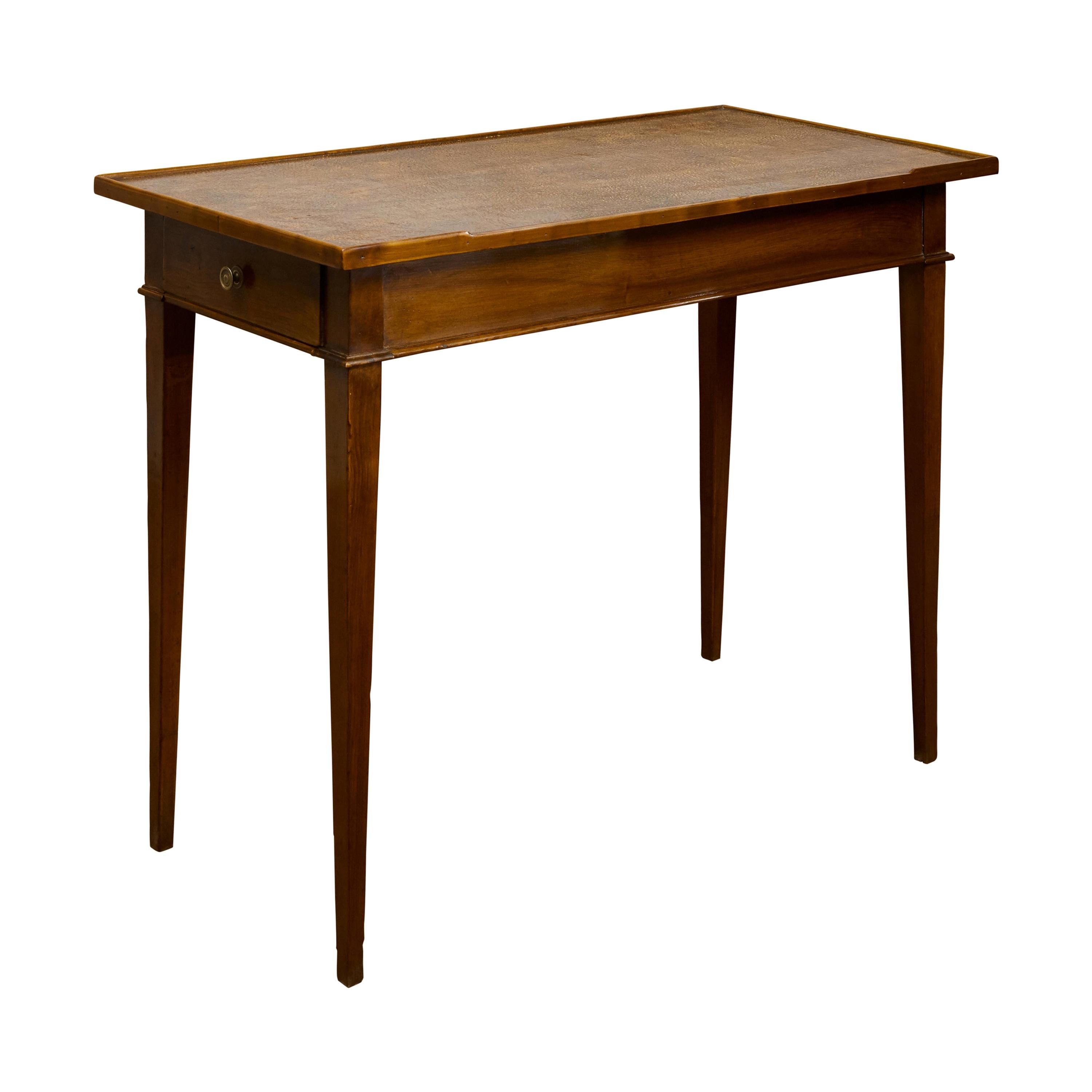 Mesa auxiliar francesa de la Restauración de 1820 con tablero de cuero y cajón lateral