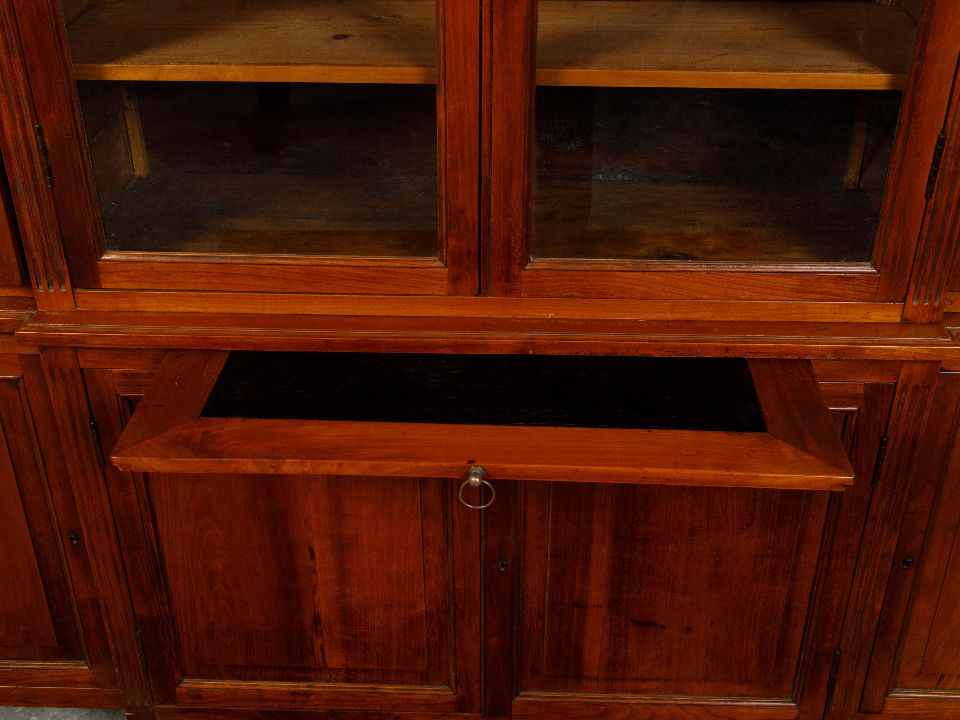 Französisch Restauration Zeitraum 1820er Nussbaum Breakfront Bücherregal mit Glastüren im Angebot 8