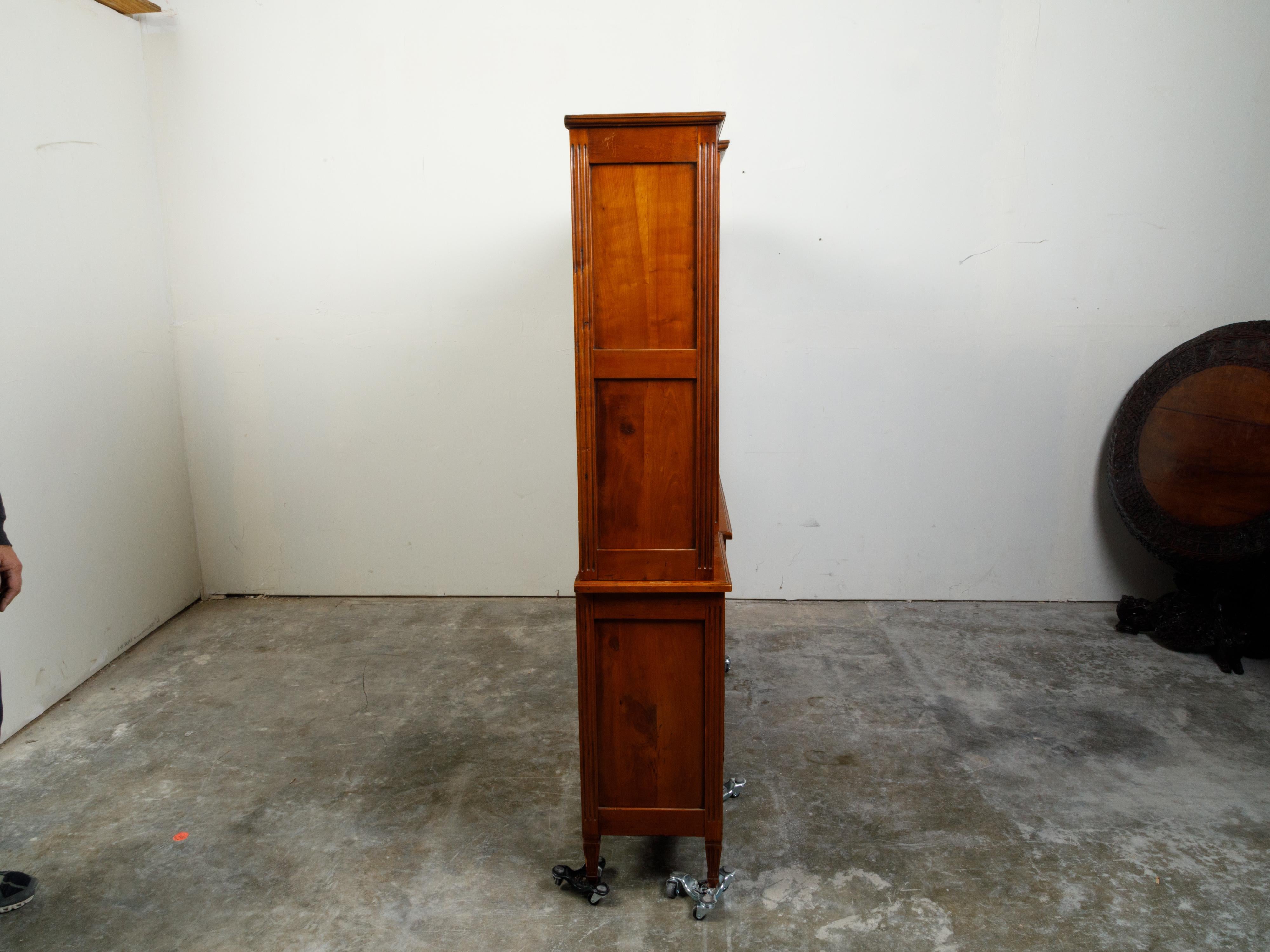 French Restauration Period 1820s Walnut Breakfront Bookcase with Glass Doors In Good Condition For Sale In Atlanta, GA