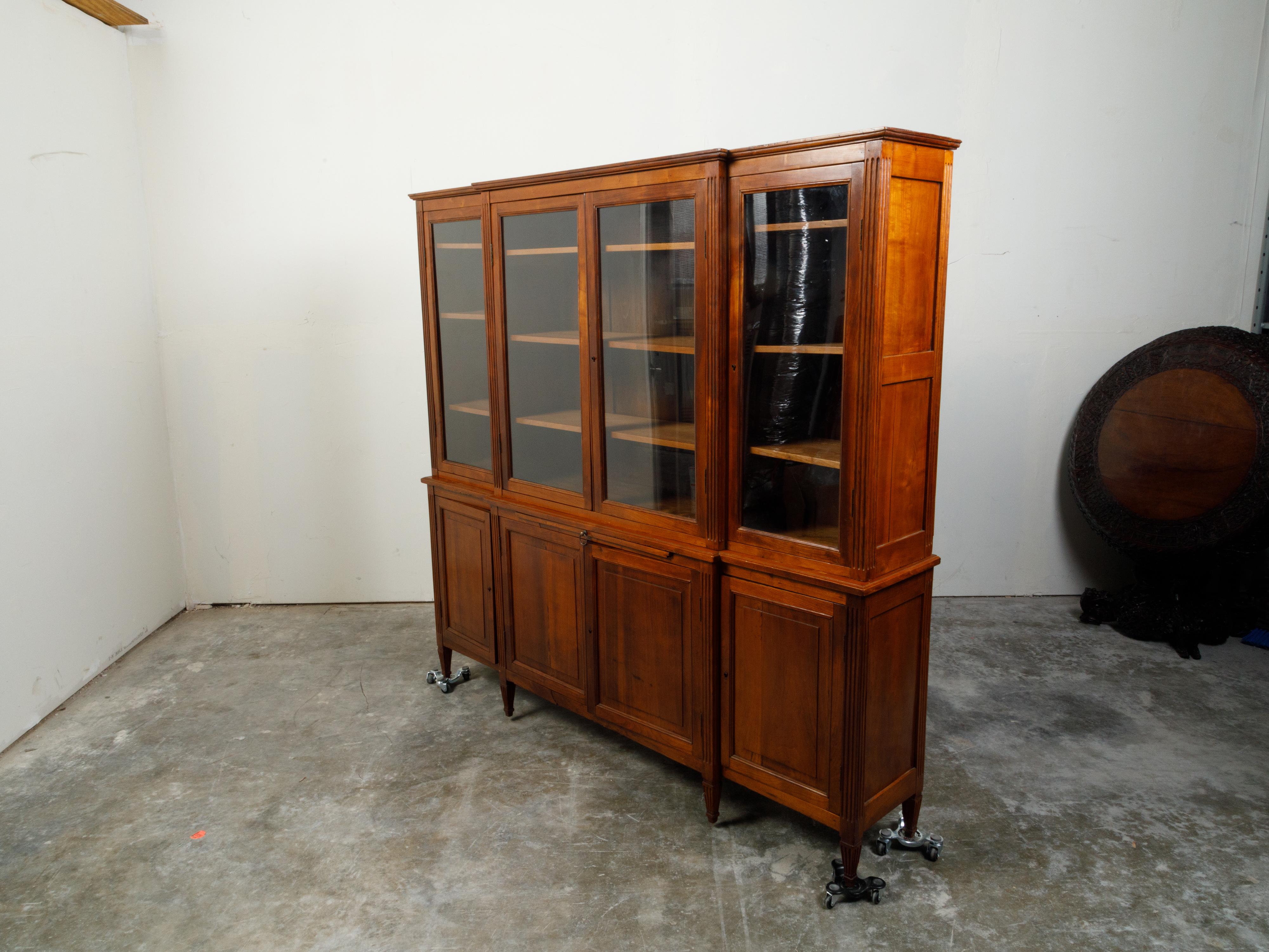 French Restauration Period 1820s Walnut Breakfront Bookcase with Glass Doors For Sale 2