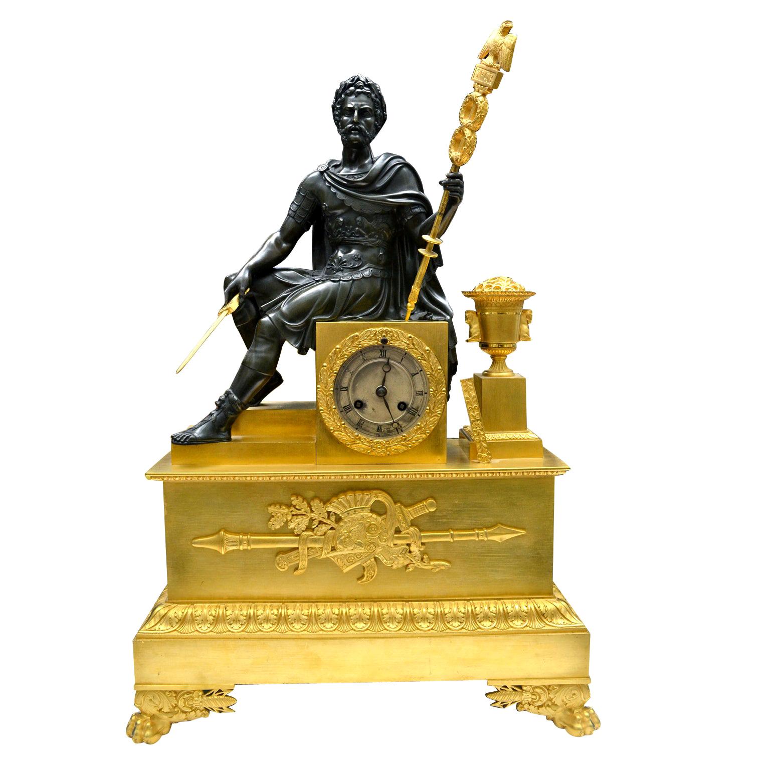 Französisch  Empire-Uhr aus vergoldeter und patinierter Bronze eines sitzenden römischen Kaisers
