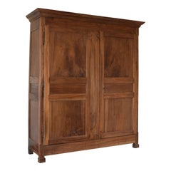 Armoire à 2 portes en noyer clair d'époque Restauration, 1er quart du 19e siècle