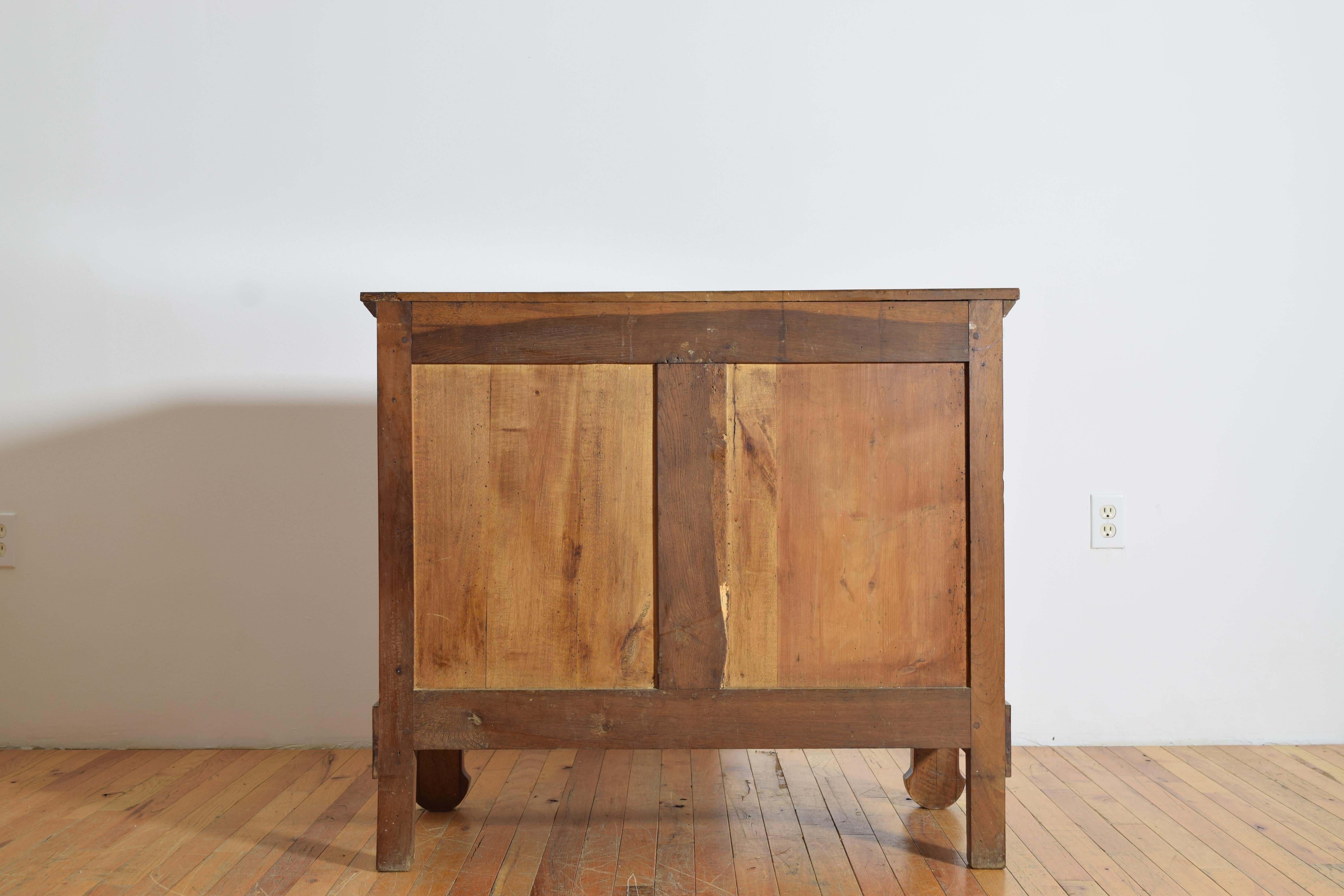 Commodo a 3 cassetti in ottone del periodo della Restaurazione francese, 1820 ca. in vendita 4