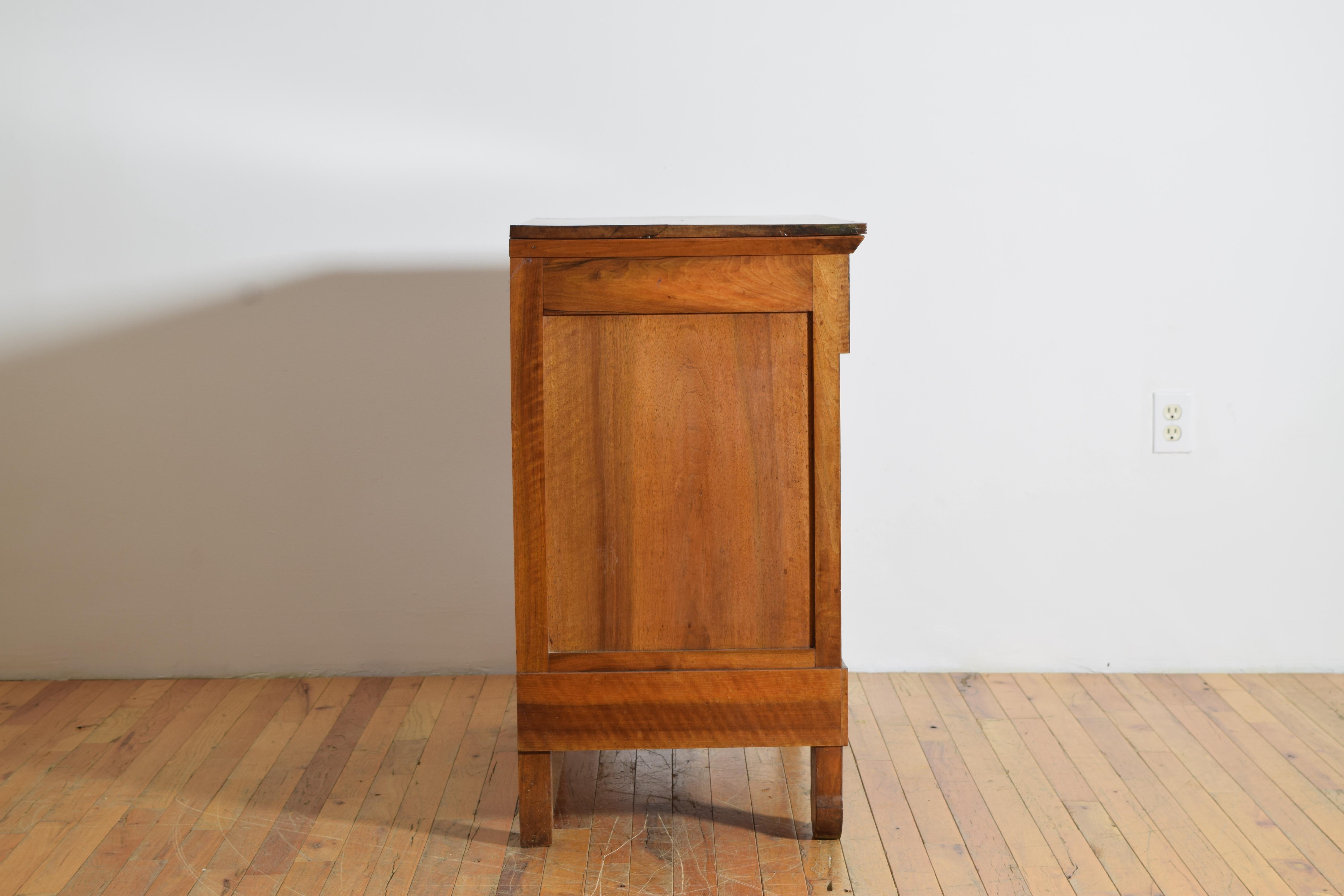 Inizio XIX secolo Commodo a 3 cassetti in ottone del periodo della Restaurazione francese, 1820 ca. in vendita