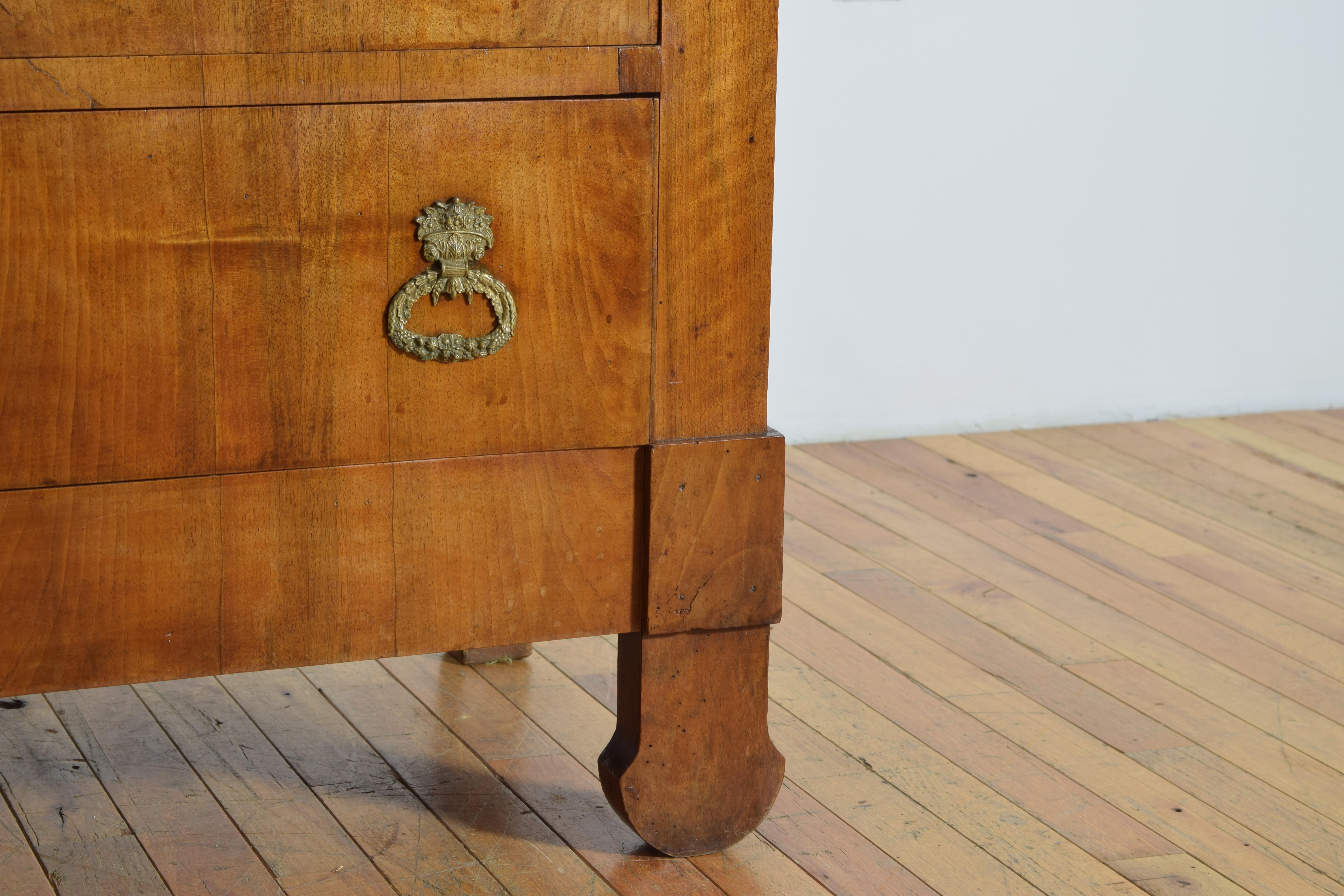 Commodo a 3 cassetti in ottone del periodo della Restaurazione francese, 1820 ca. in vendita 2