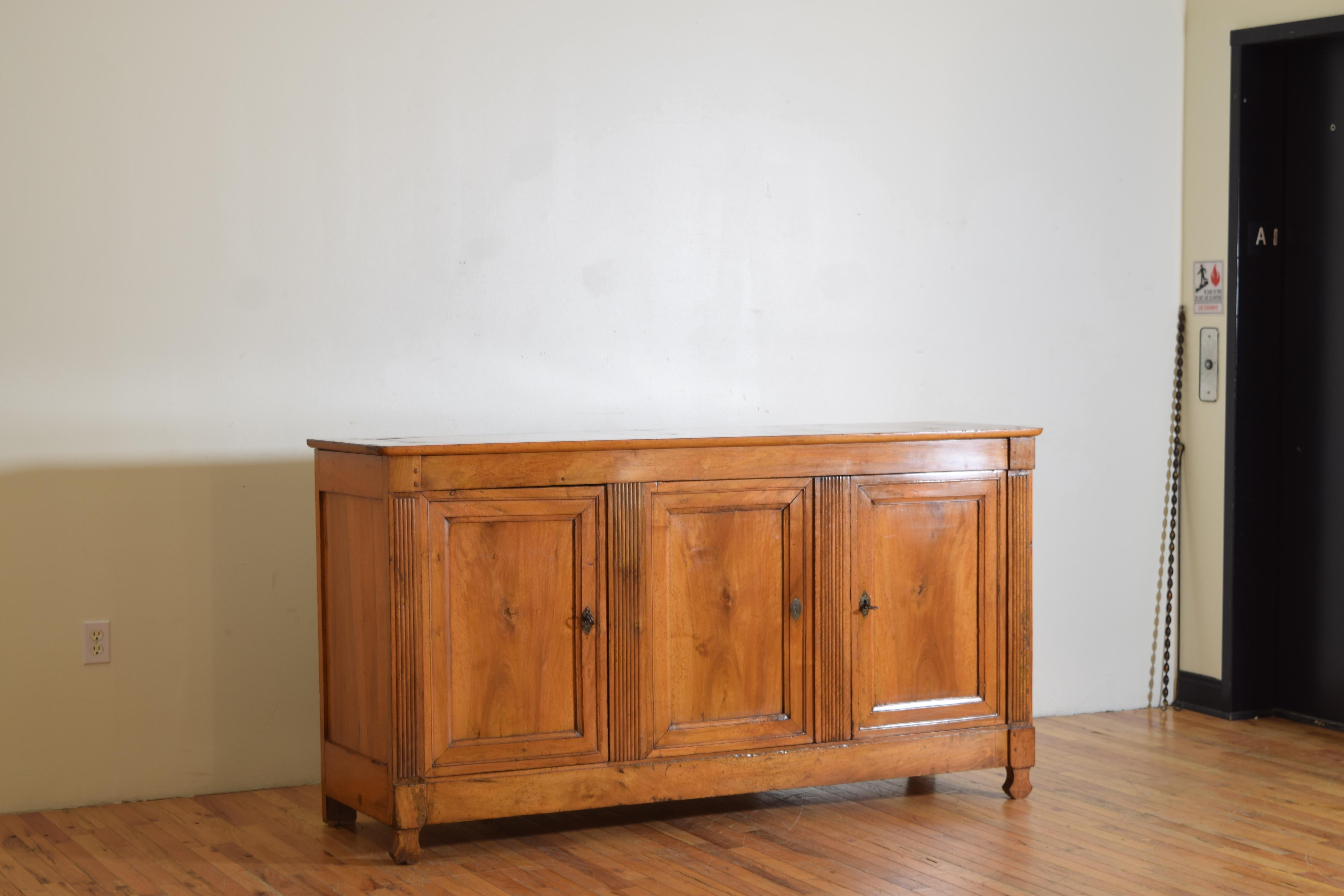 Français Enfilade en noyer clair d'époque Restauration, 3-pièces, 1er quart 19e s.