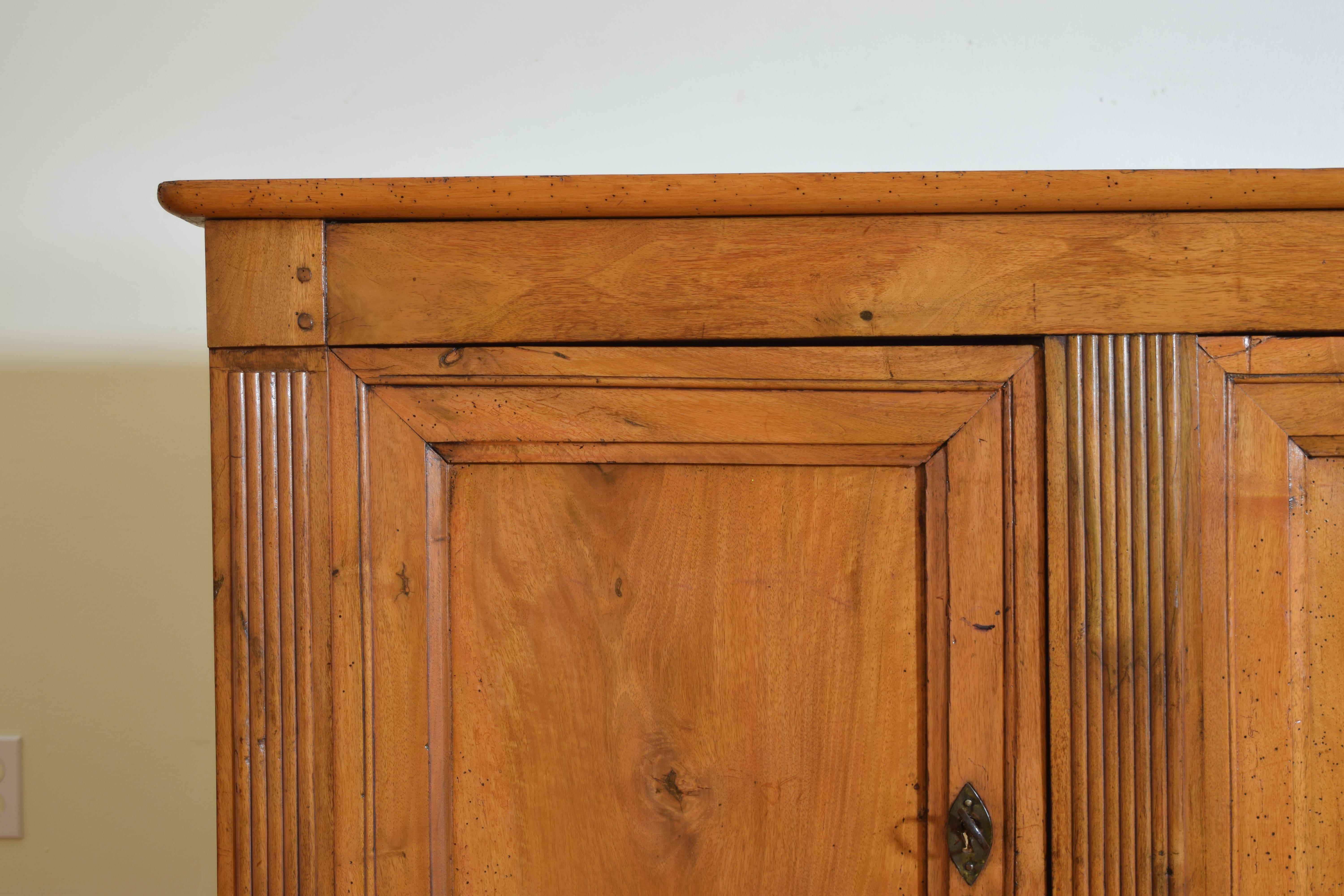 Noyer Enfilade en noyer clair d'époque Restauration, 3-pièces, 1er quart 19e s.