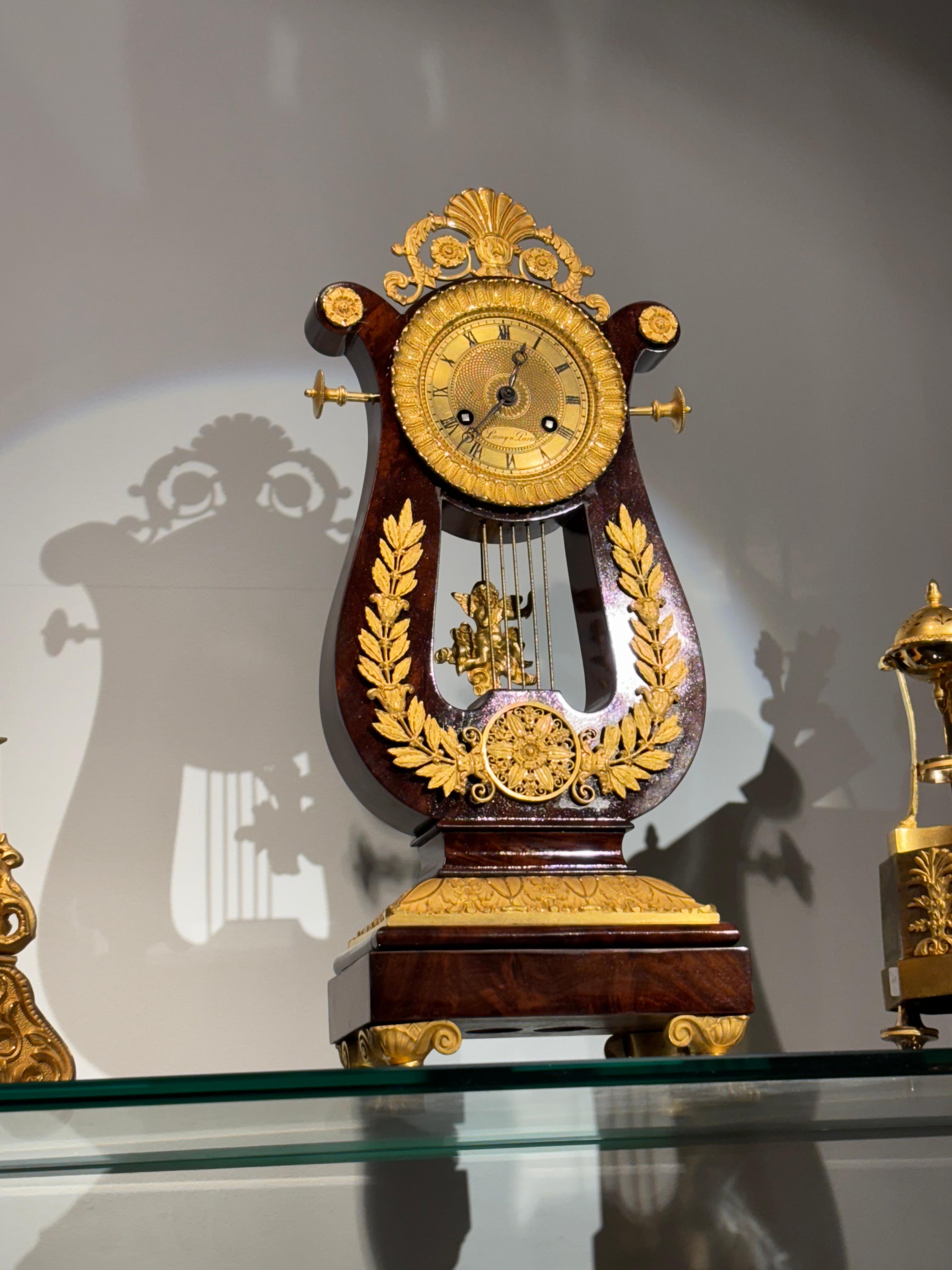 Französische Leier-Uhr aus Mahagoni und vergoldeter Bronze aus der Restaurationszeit im Angebot 5