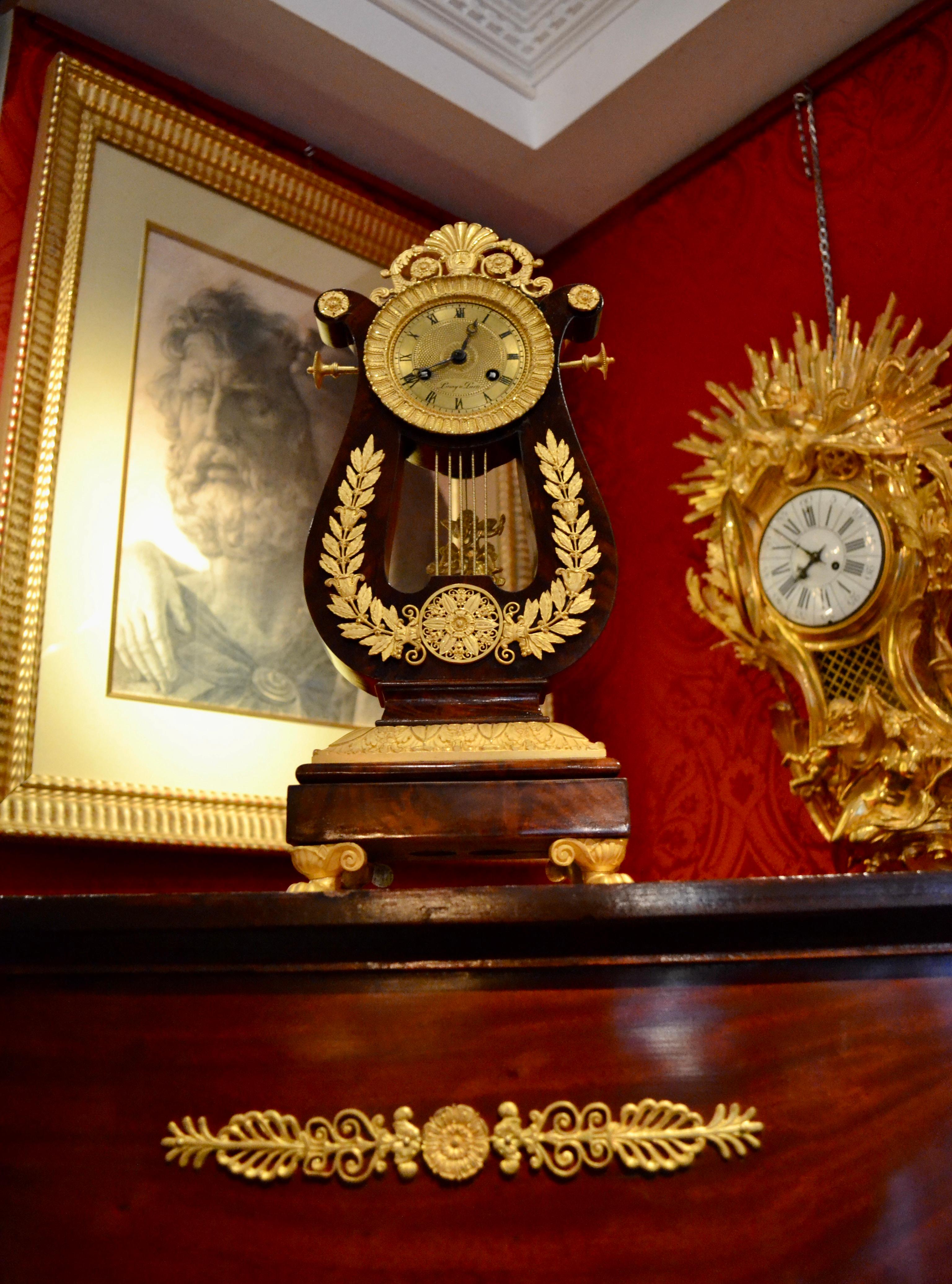 Bronze  Horloge lyre en acajou et bronze doré de la période de la Restauration française en vente