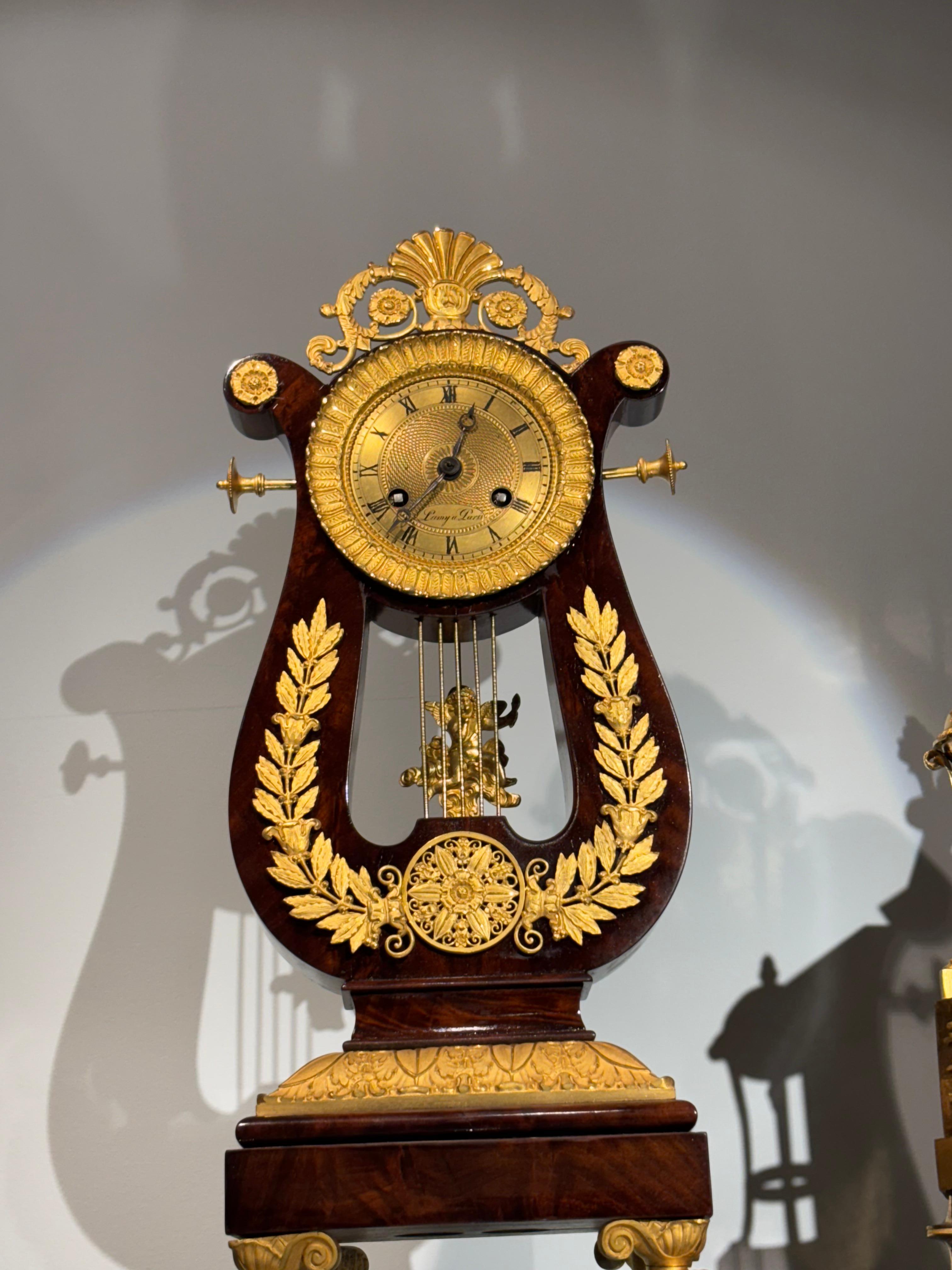 Französische Leier-Uhr aus Mahagoni und vergoldeter Bronze aus der Restaurationszeit im Angebot 3
