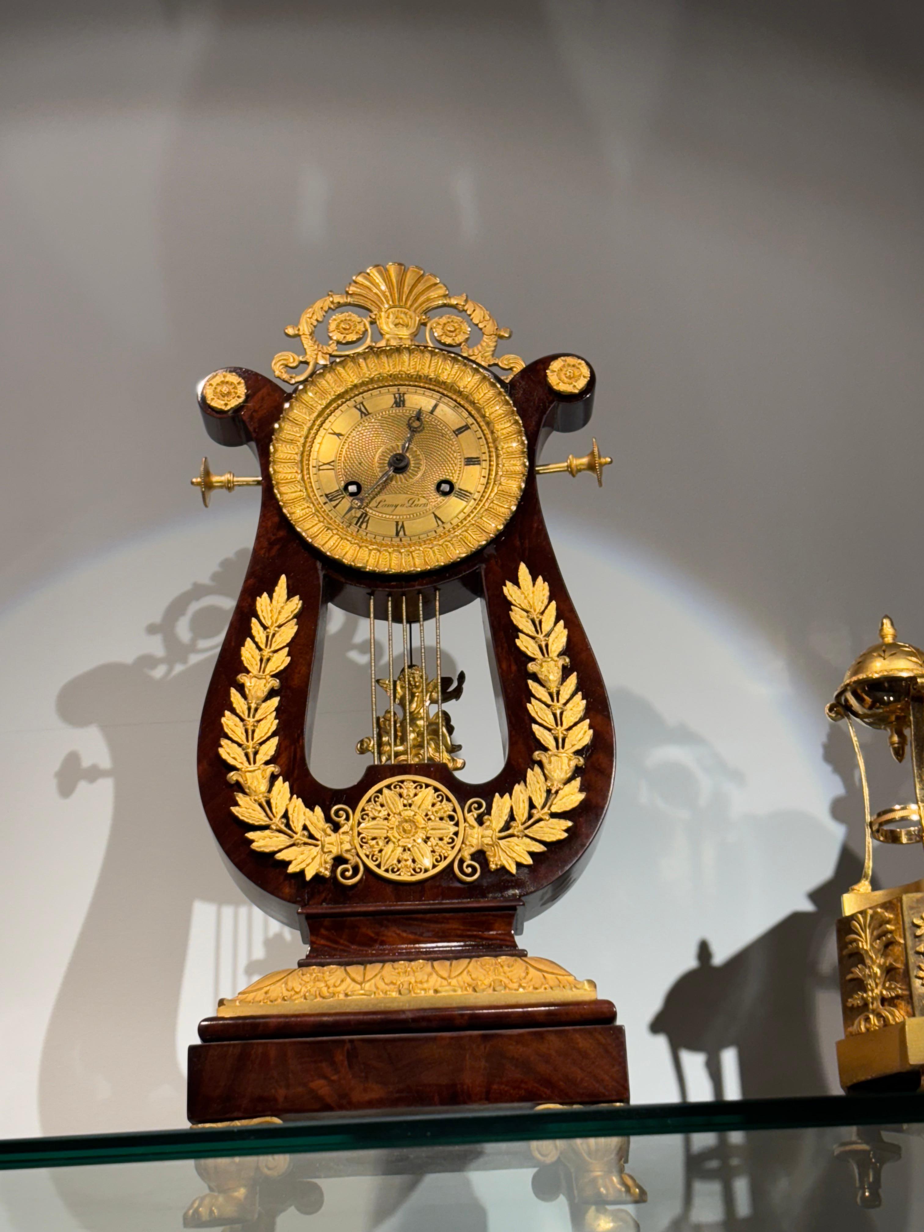 Französische Leier-Uhr aus Mahagoni und vergoldeter Bronze aus der Restaurationszeit im Angebot 4