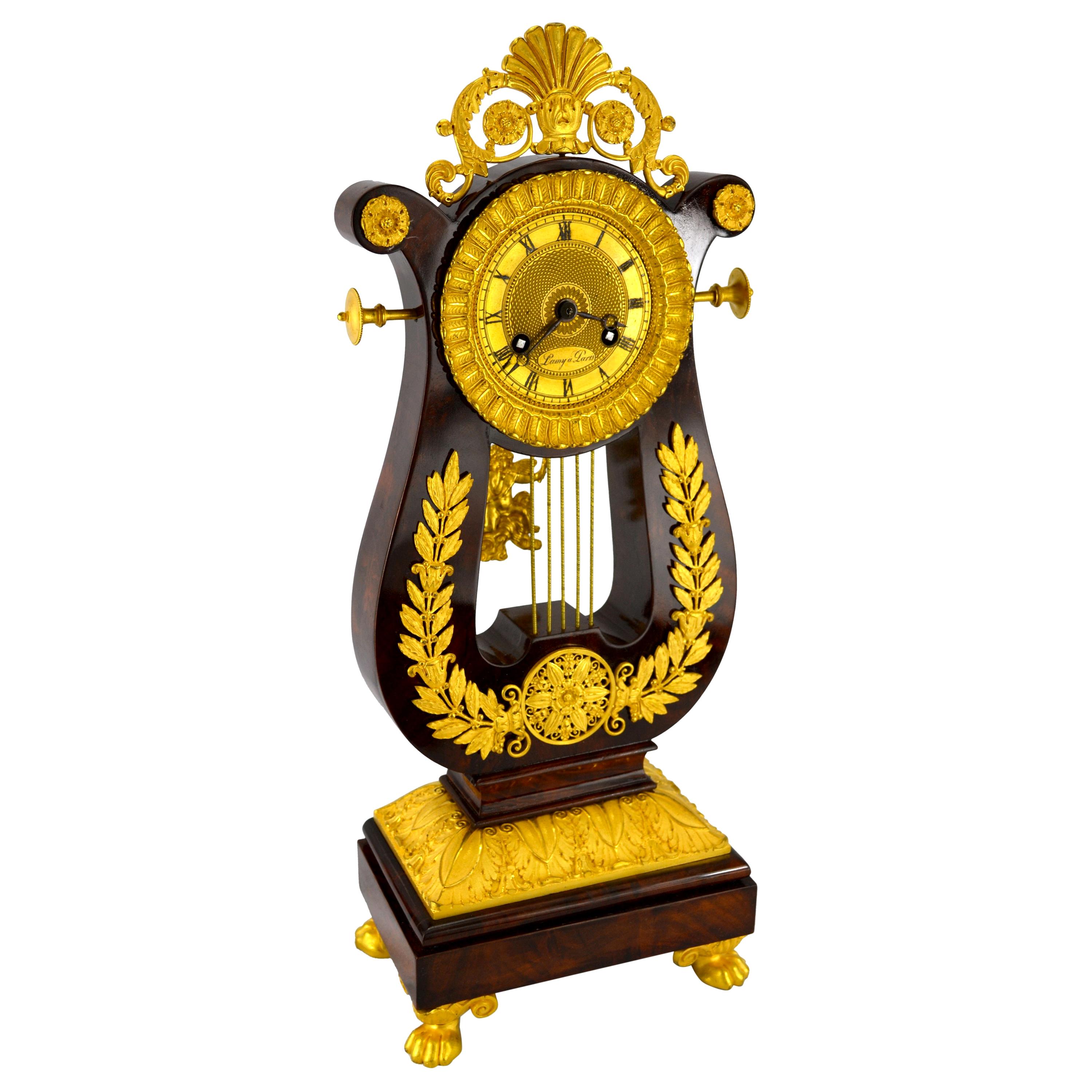 Französische Leier-Uhr aus Mahagoni und vergoldeter Bronze aus der Restaurationszeit im Angebot