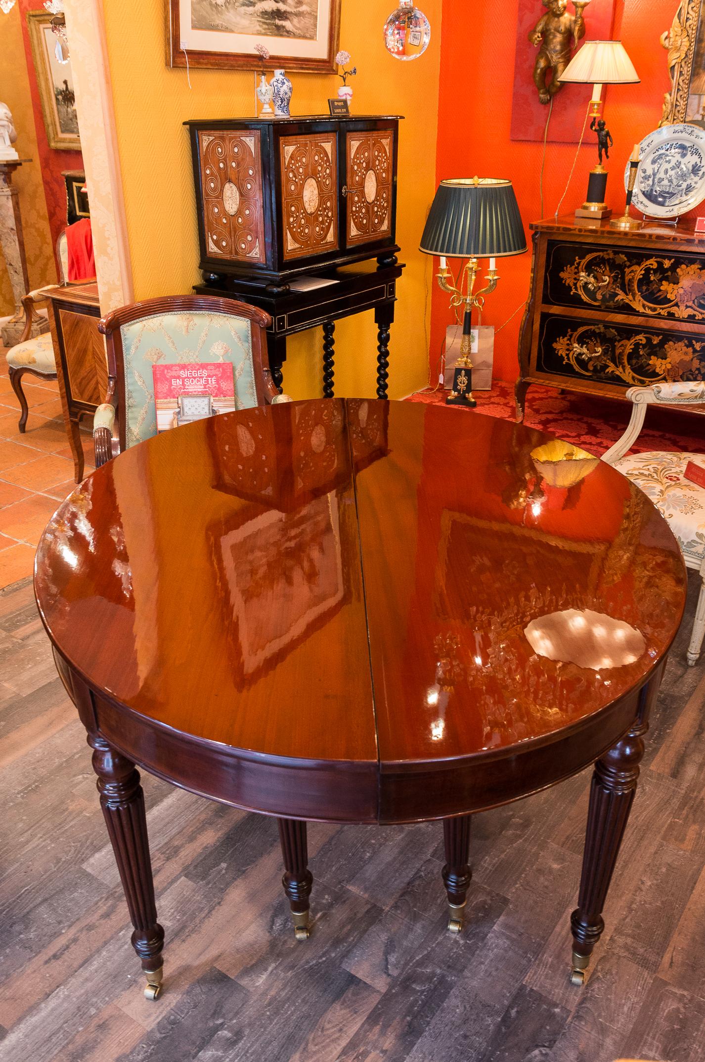 19th Century French Restauration Period Mahogany Dining Table, circa 1815-1820