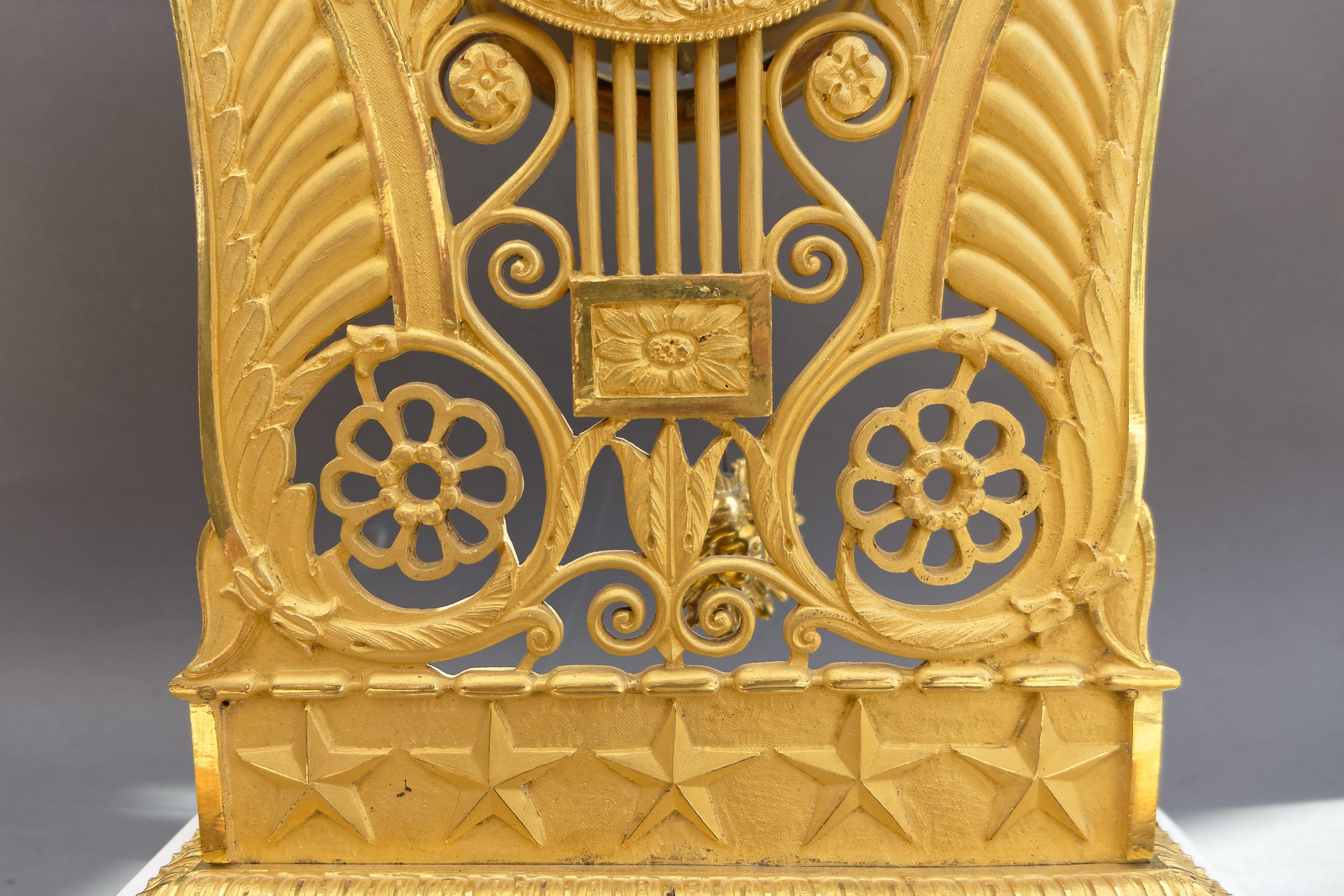 Kaminuhr aus Goldbronze mit Apollo-Maske aus der Restaurationszeit (Empire) im Angebot