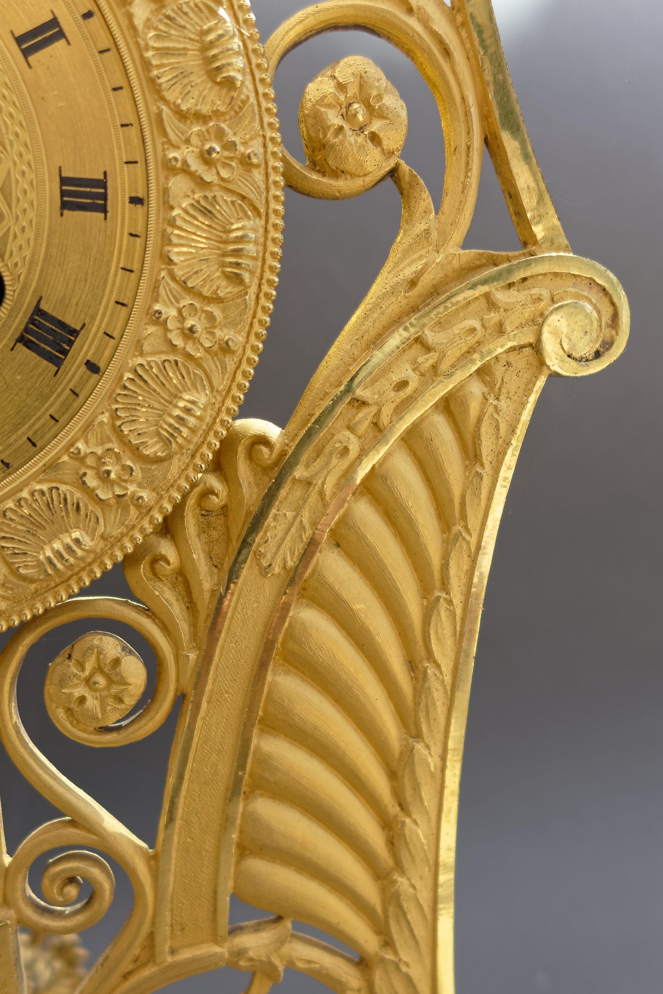 Pendule de cheminée en forme de lyre en bronze doré de la période de la restauration française avec masque d'Apollon Bon état - En vente à Worpswede / Bremen, DE