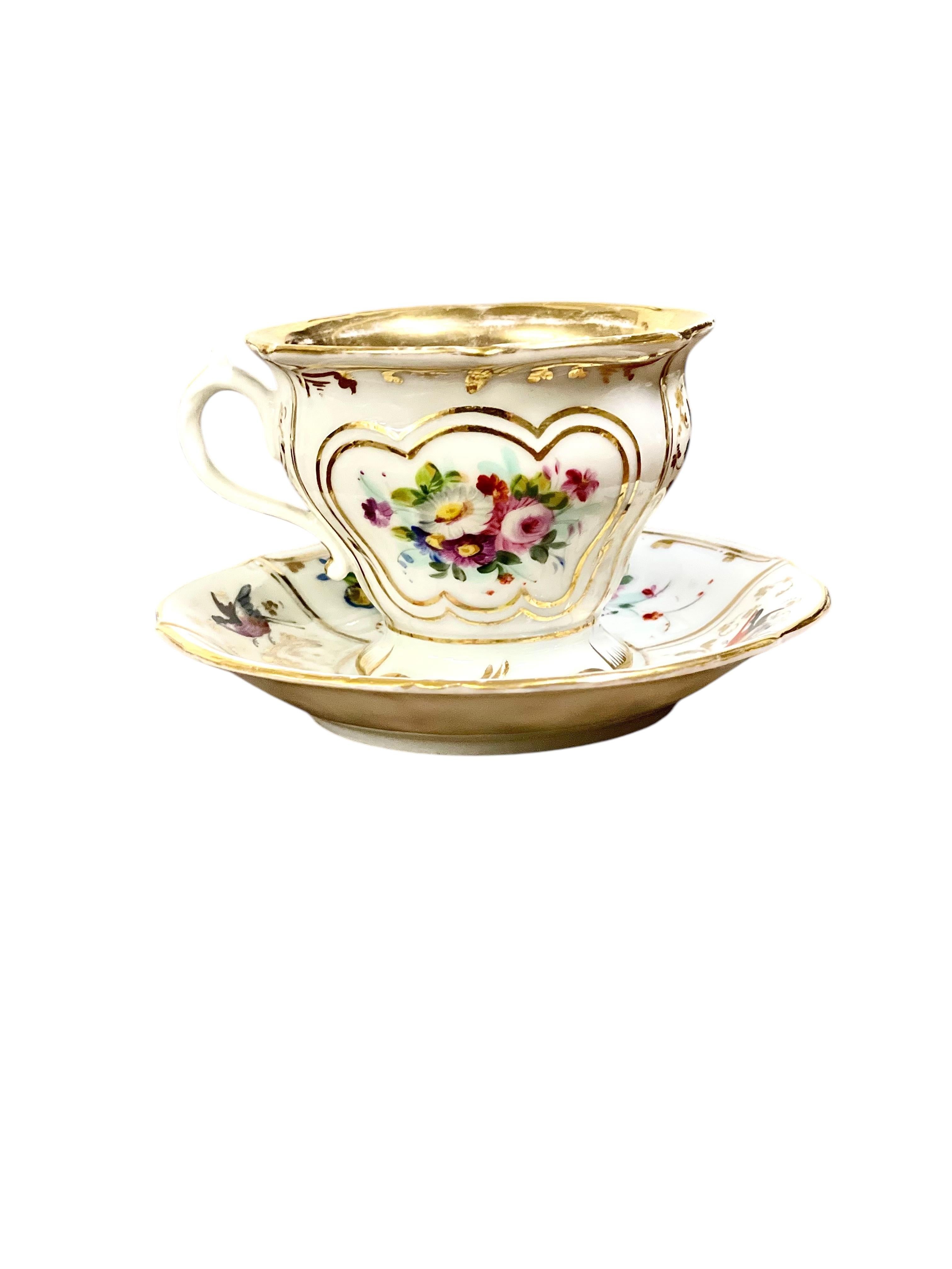 French Restauration Period Paris Porcelain Tea Set, Hand-Painted Gilded Accents In Good Condition For Sale In LA CIOTAT, FR