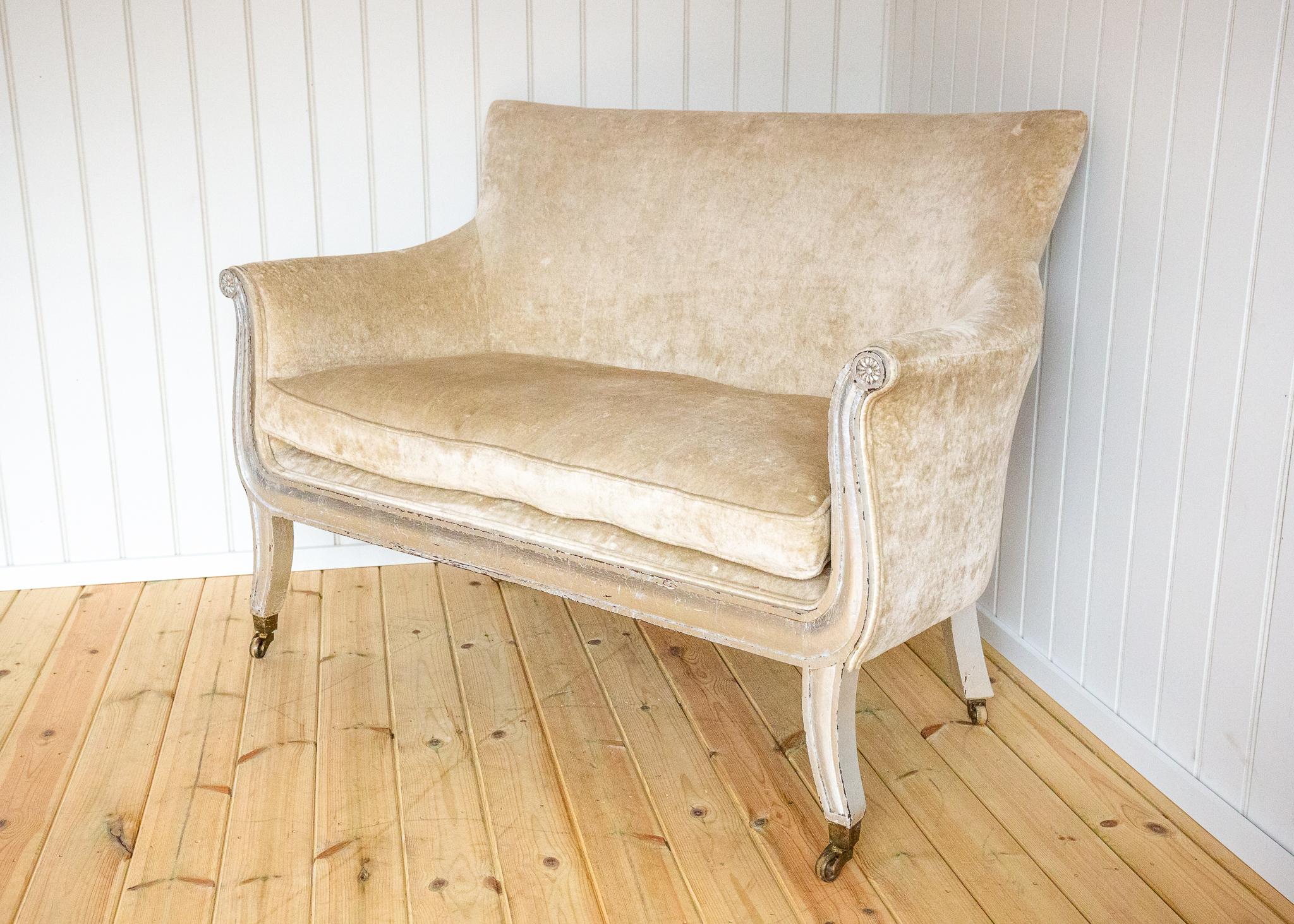 Ottone Divano d'epoca francese a 2 posti di lusso in velluto schiacciato color champagne 1830 in vendita
