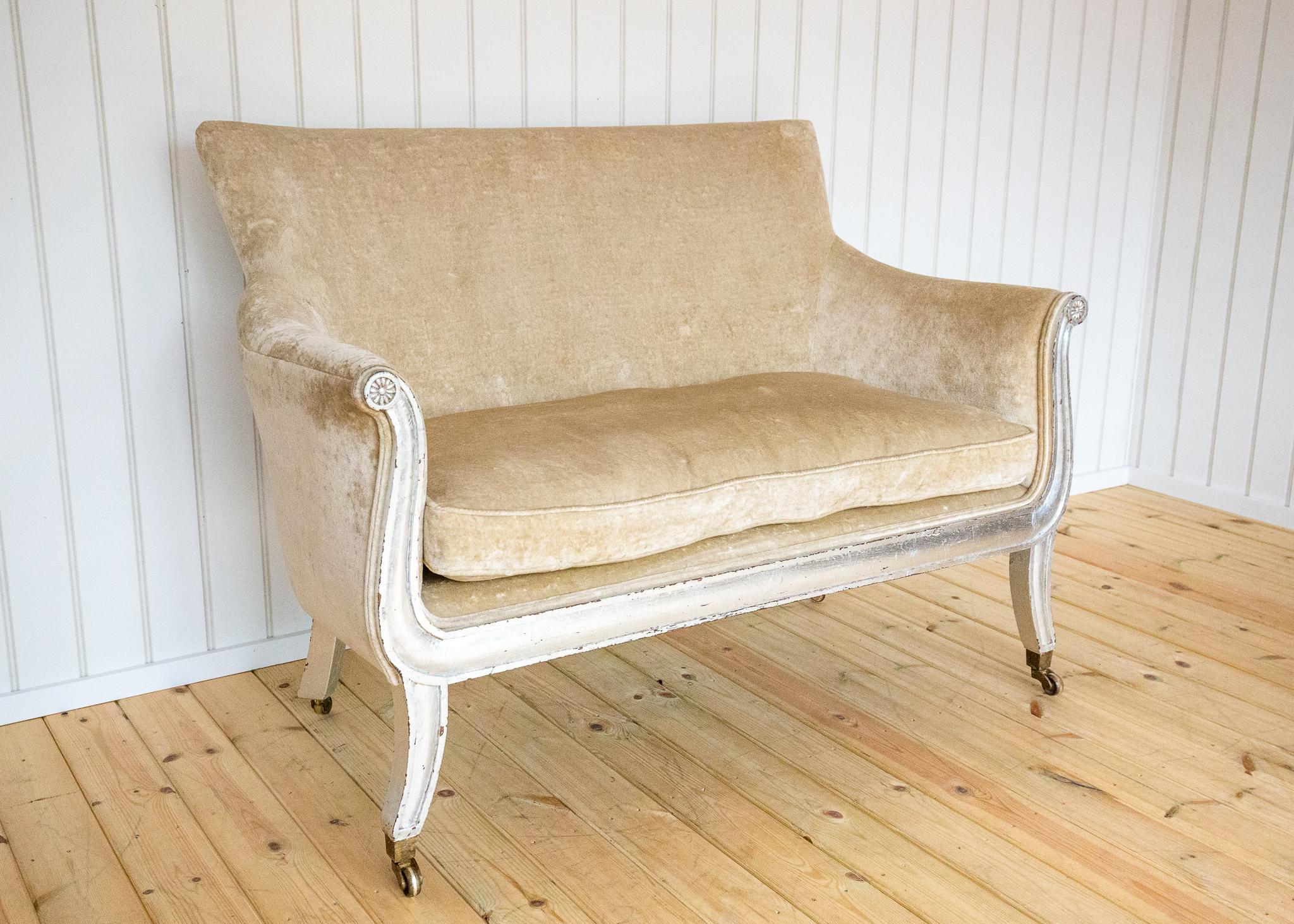Un divano francese a due posti eccezionale, bellissimo e unico, di qualità eccezionale, in splendide condizioni d'epoca. Questo superbo divano dall'eleganza senza tempo è stato sapientemente realizzato in Francia, probabilmente all'inizio della metà