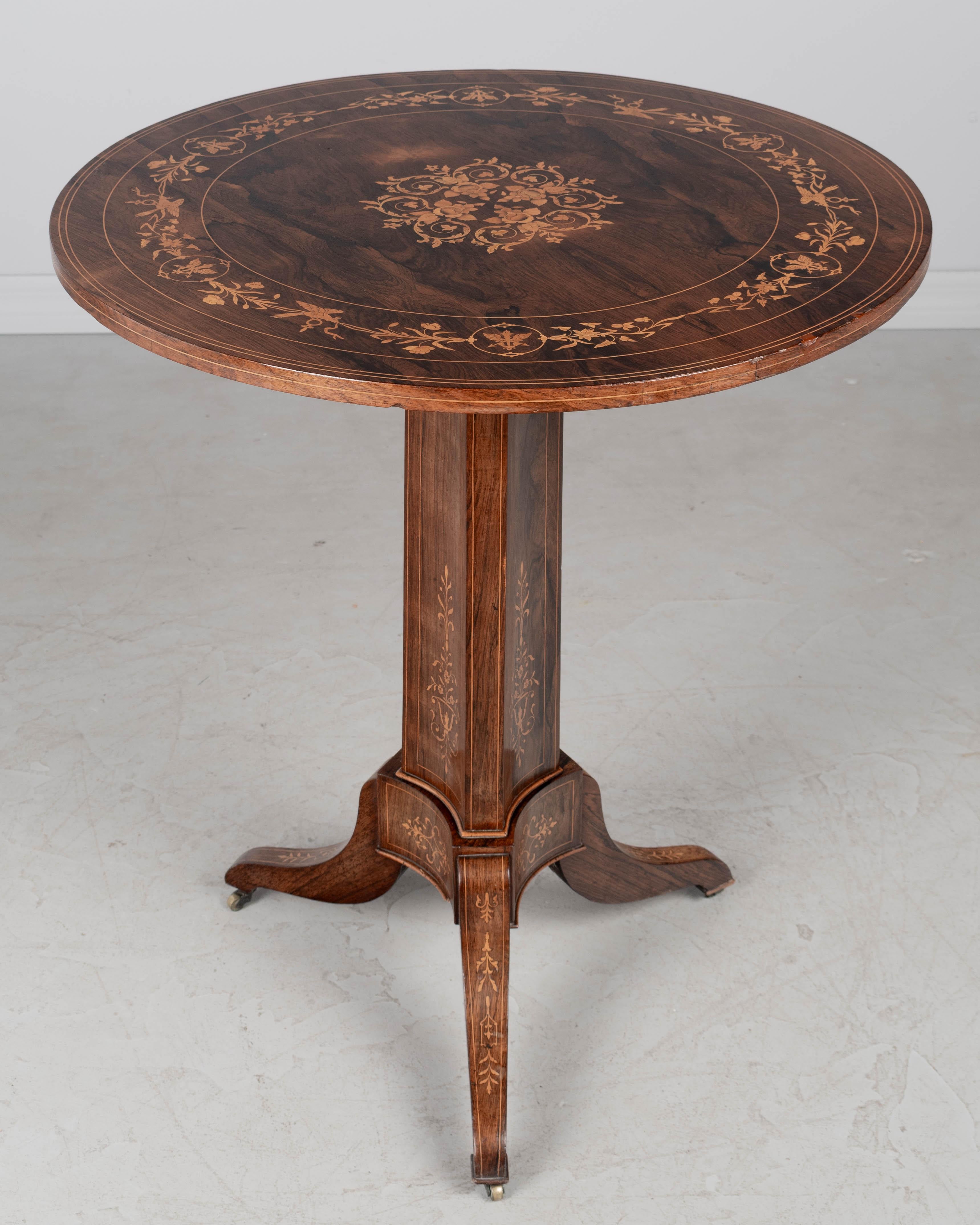 Bois de rose Guéridon ou table de centre de style Restauration en vente